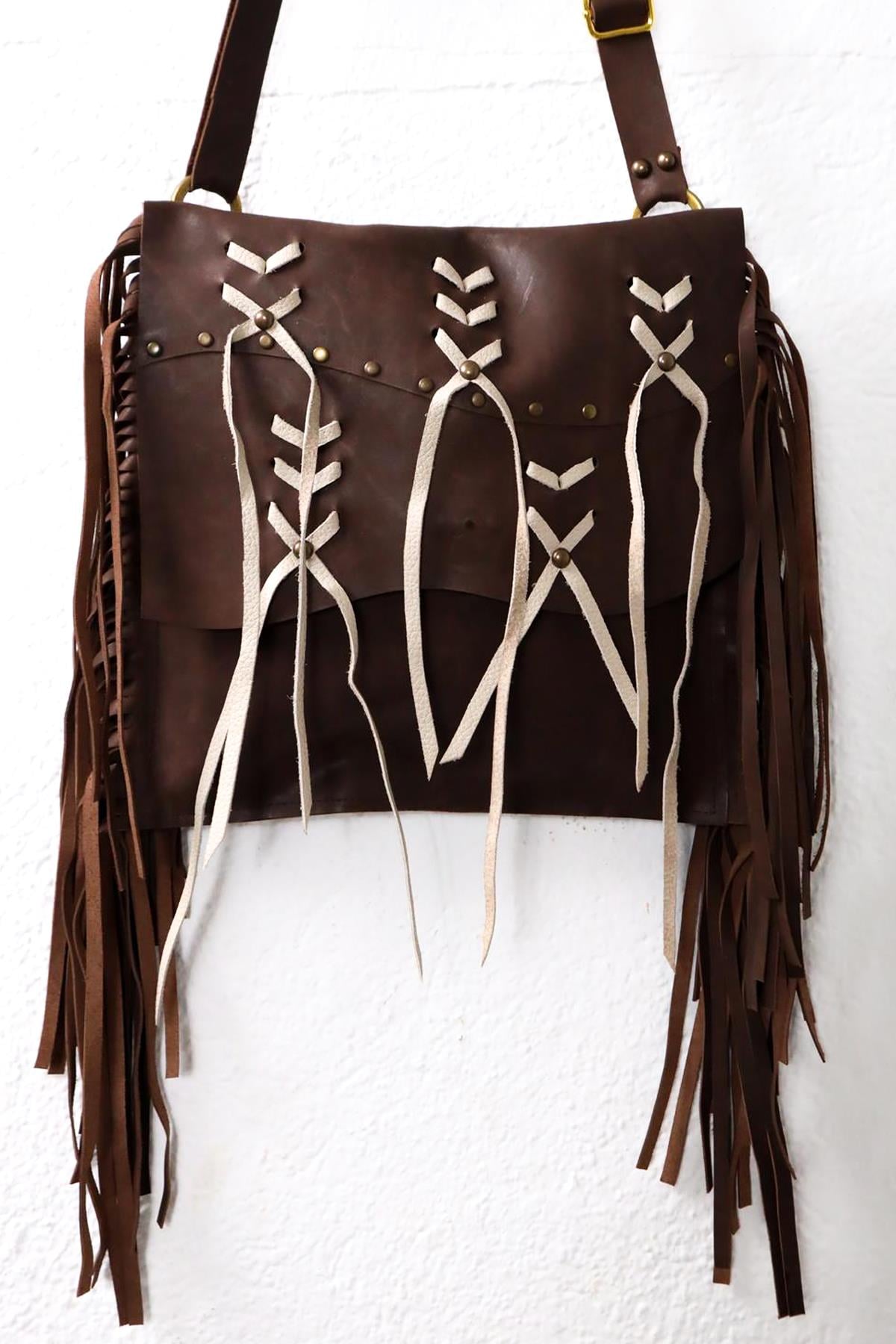  Kahverengi Püsküllü Zımbalı Deri Çanta