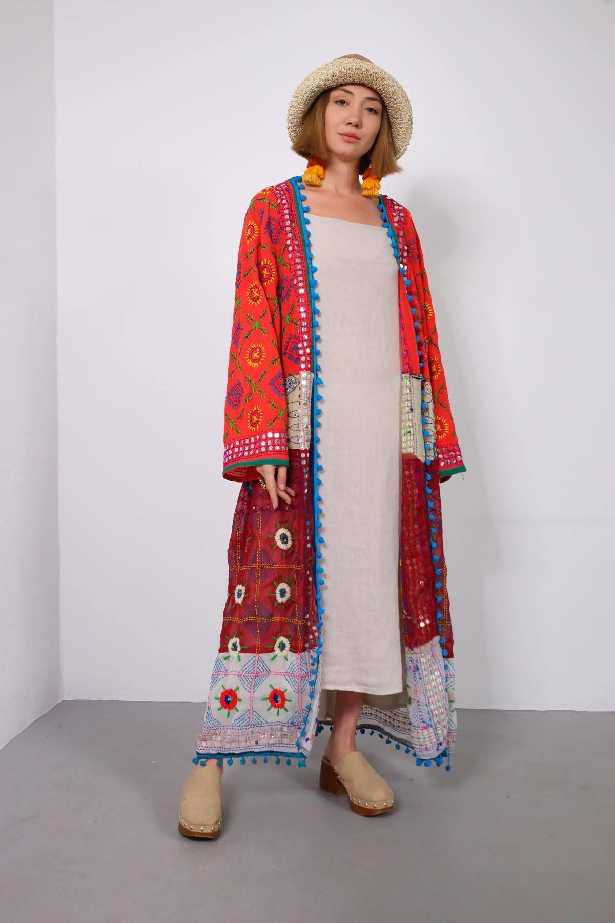Renkli Pul İşlemeli Kenarları Ponponlu Bohem Kaftan - Şaman Butik Renkli Pul İşlemeli Kenarları Ponponlu Bohem Kaftan