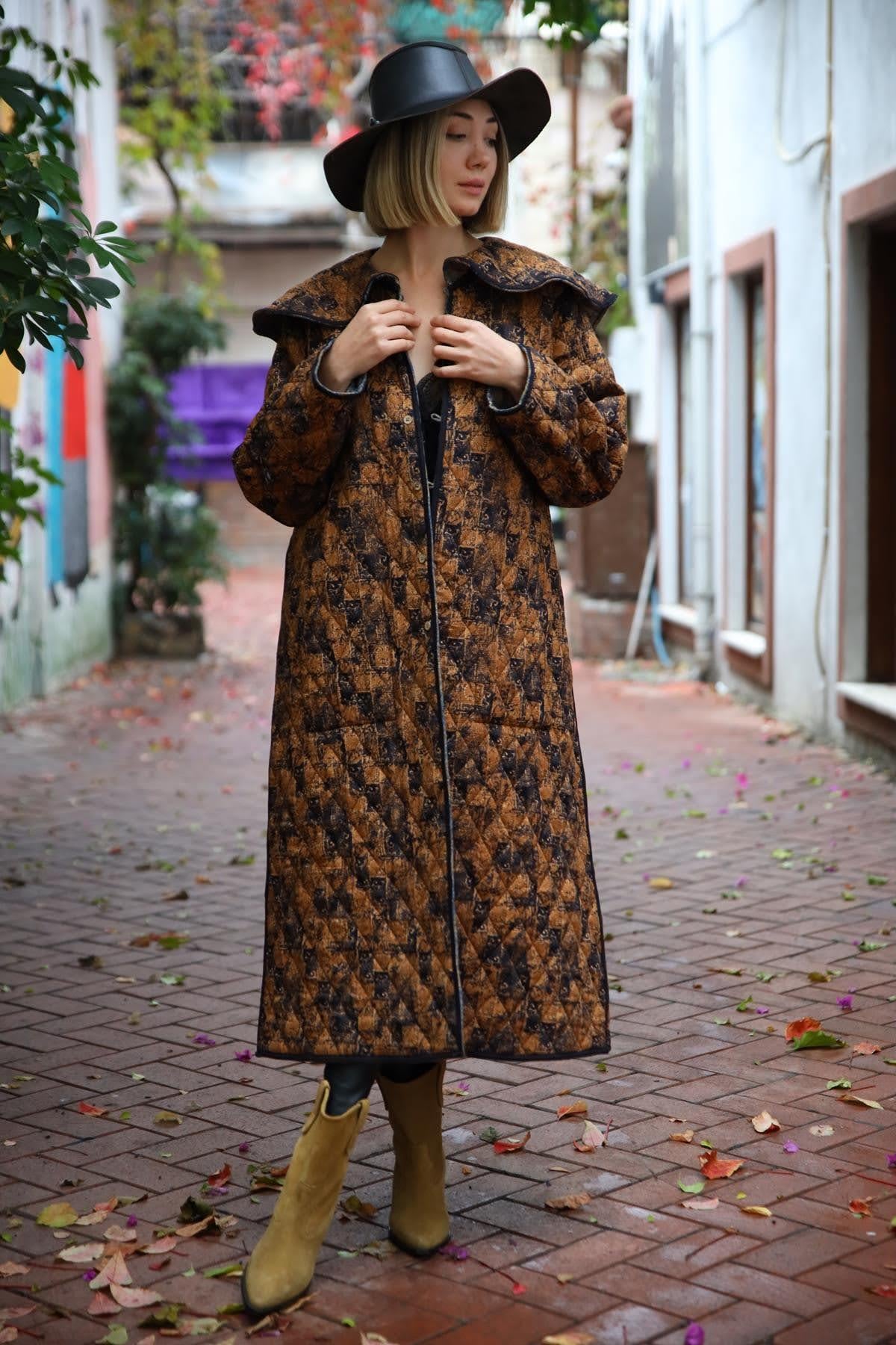  Lacivert Camel Rengi Çift Taraflı Desenli Uzun Kapitone Ceket