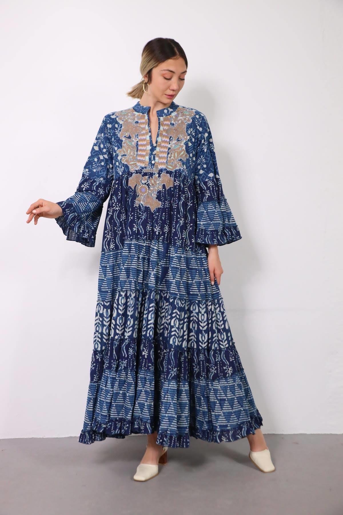 Mavi Yakası Düğmeli Nakışlı Otantik Desenli Elbise - Şaman Butik Mavi Yakası Düğmeli Nakışlı Otantik Desenli Elbise