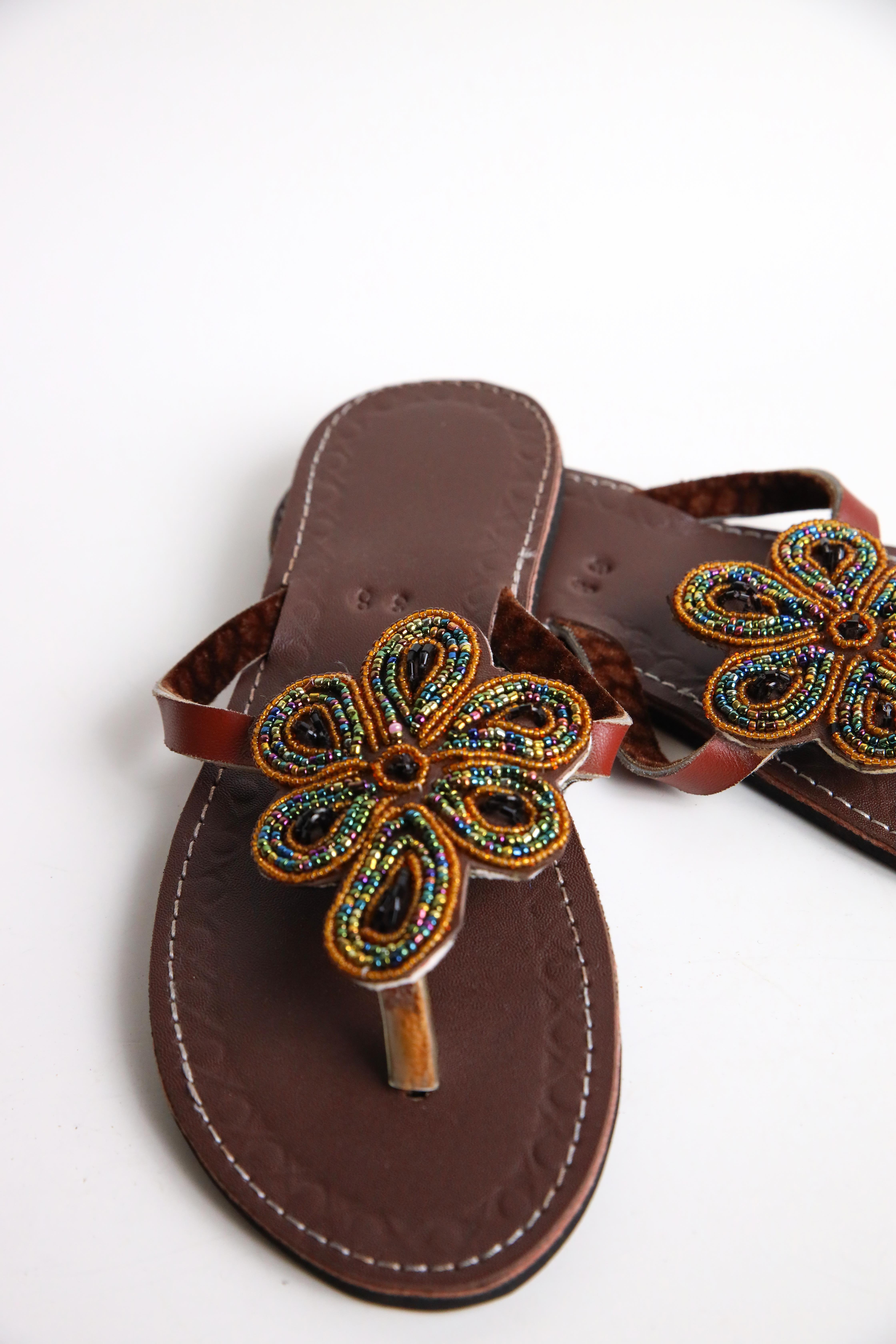 Kahverengi Boncuk İşlemeli Parmak Arası Terlik - Şaman Butik Kahverengi Boncuk İşlemeli Parmak Arası Terlik