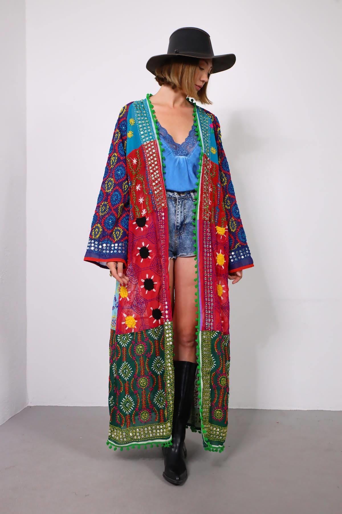 Renkli Pul İşlemeli Kenarları Ponponlu Bohem Kaftan - Şaman Butik Renkli Pul İşlemeli Kenarları Ponponlu Bohem Kaftan