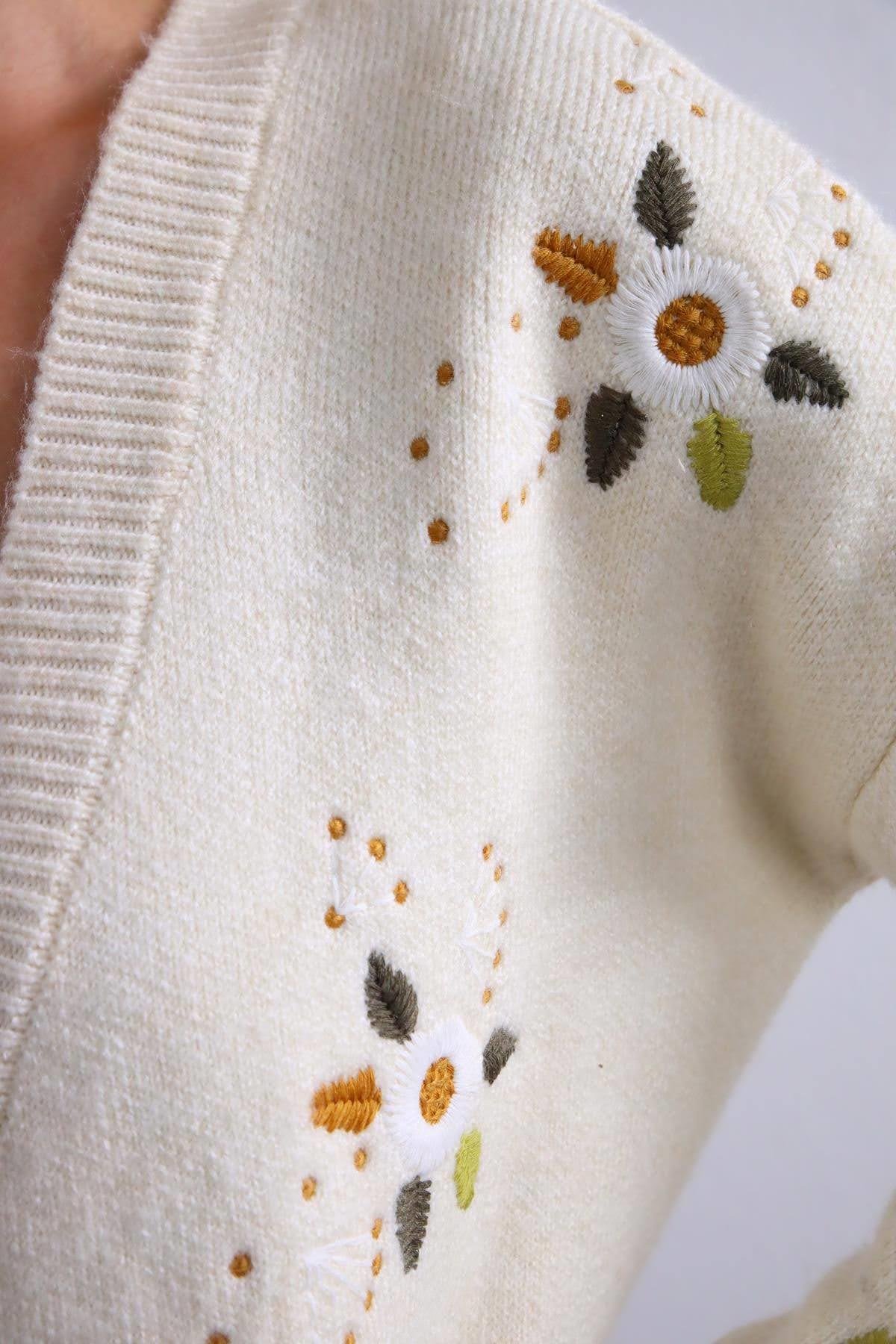  Ekru Nakış İşlemeli Hırka