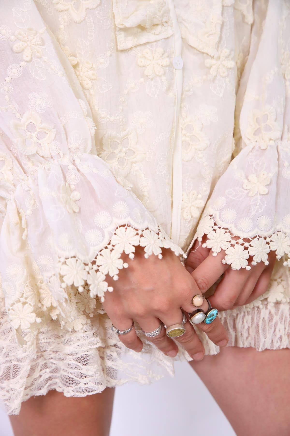 Krem Rengi V Yaka Volanlı Düğme Detaylı Dantelli Bluz - Şaman Butik Krem Rengi V Yaka Volanlı Düğme Detaylı Dantelli Bluz