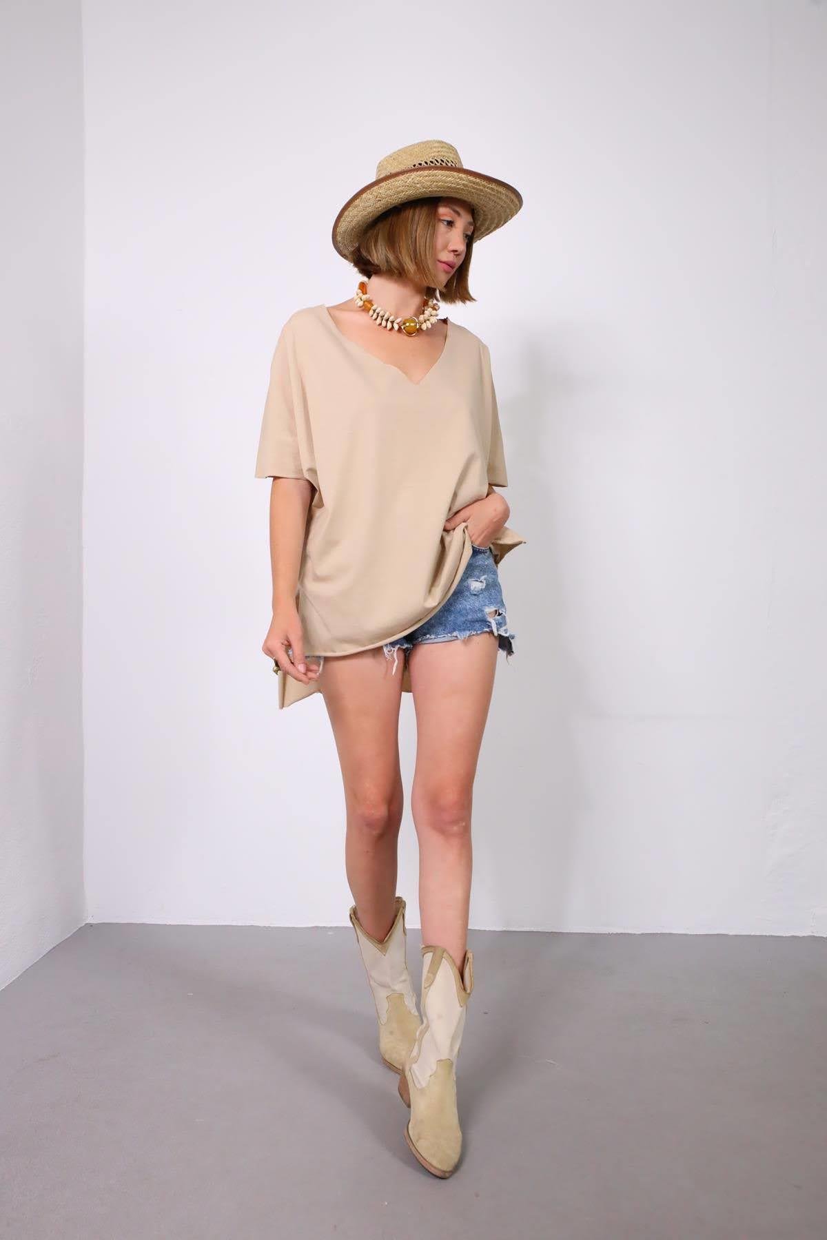  Bej V Yaka Arkası Uzun Salaş Tişört