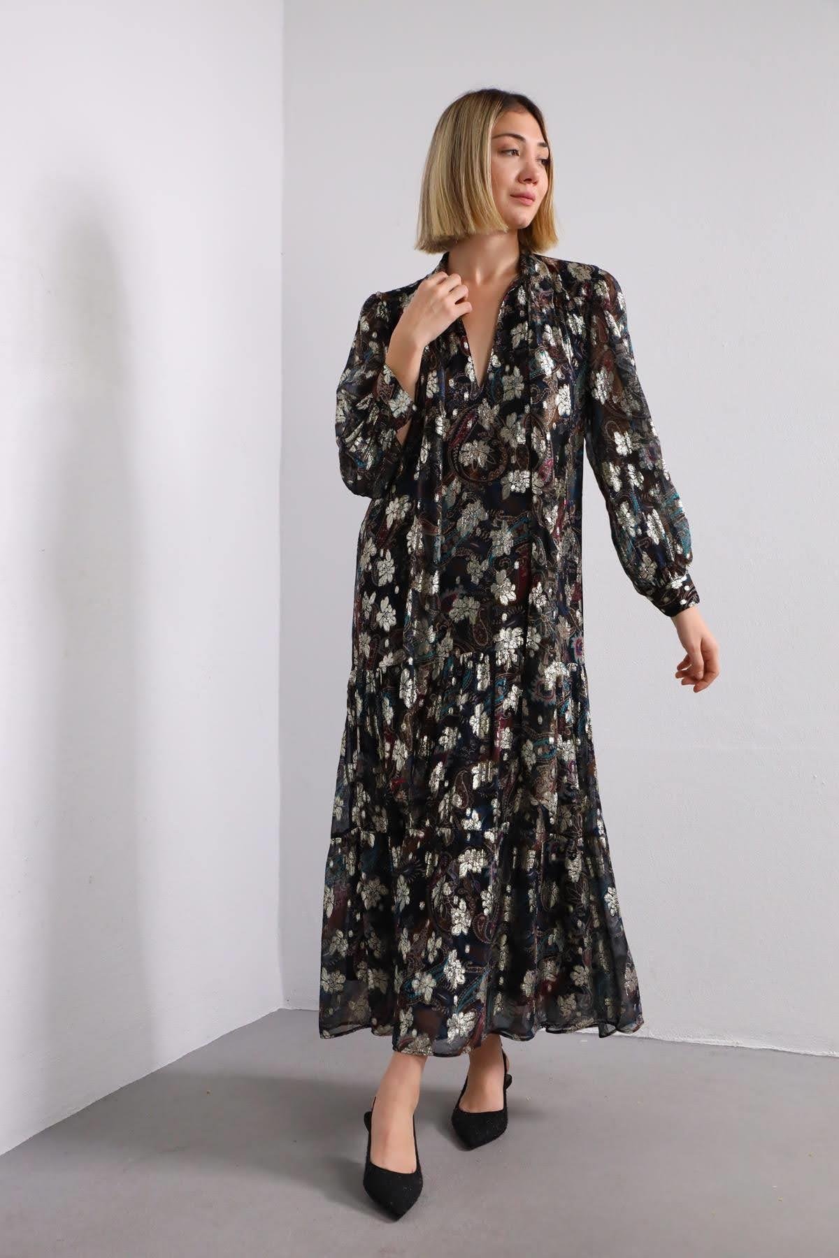 Siyah Yakası Fularlı Simli Otantik Desenli Uzun Elbise - Şaman Butik Siyah Yakası Fularlı Simli Otantik Desenli Uzun Elbise