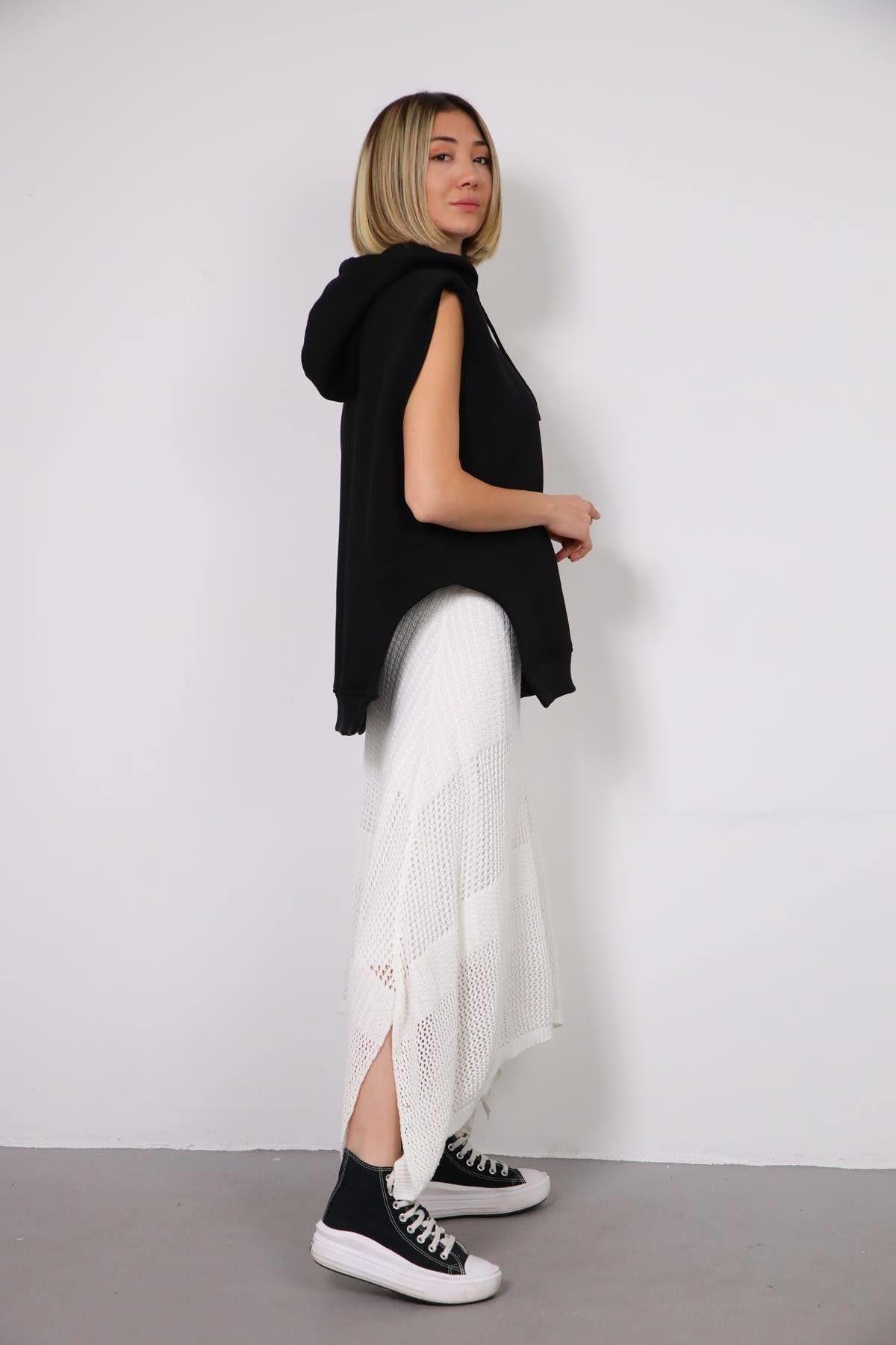  Siyah Kapüşonlu Asimetrik Yırtmaçlı Kolsuz Sweat