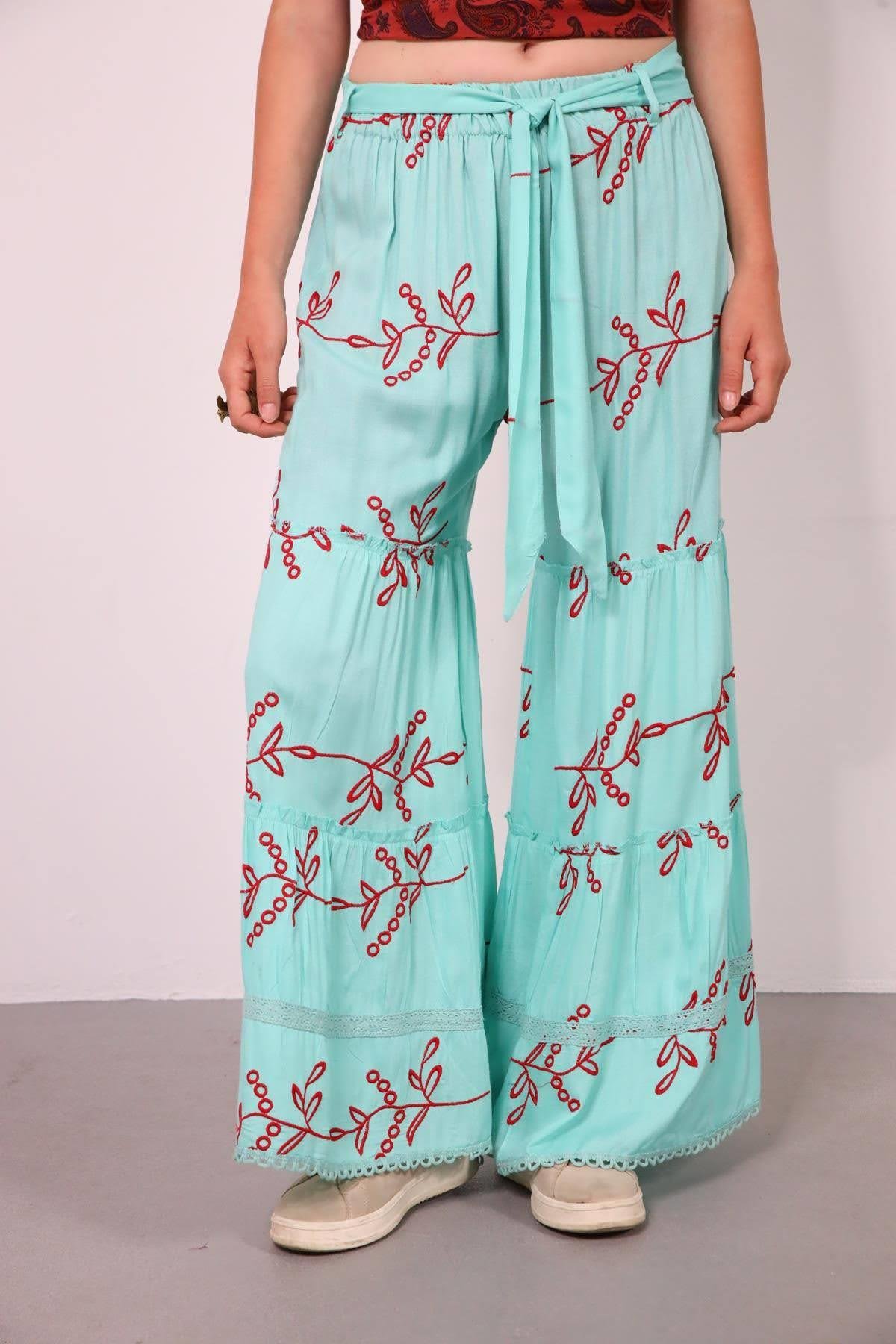  Turkuaz Güpürlü İşlemeli Kemer Detaylı İspanyol Paça Pantolon