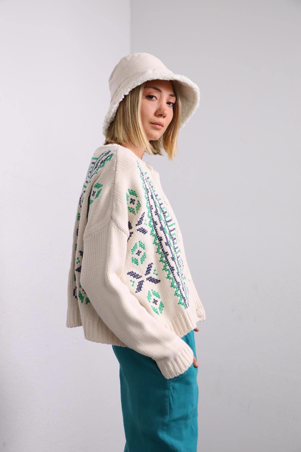  Krem Rengi Nakış İşlemeli Triko Hırka