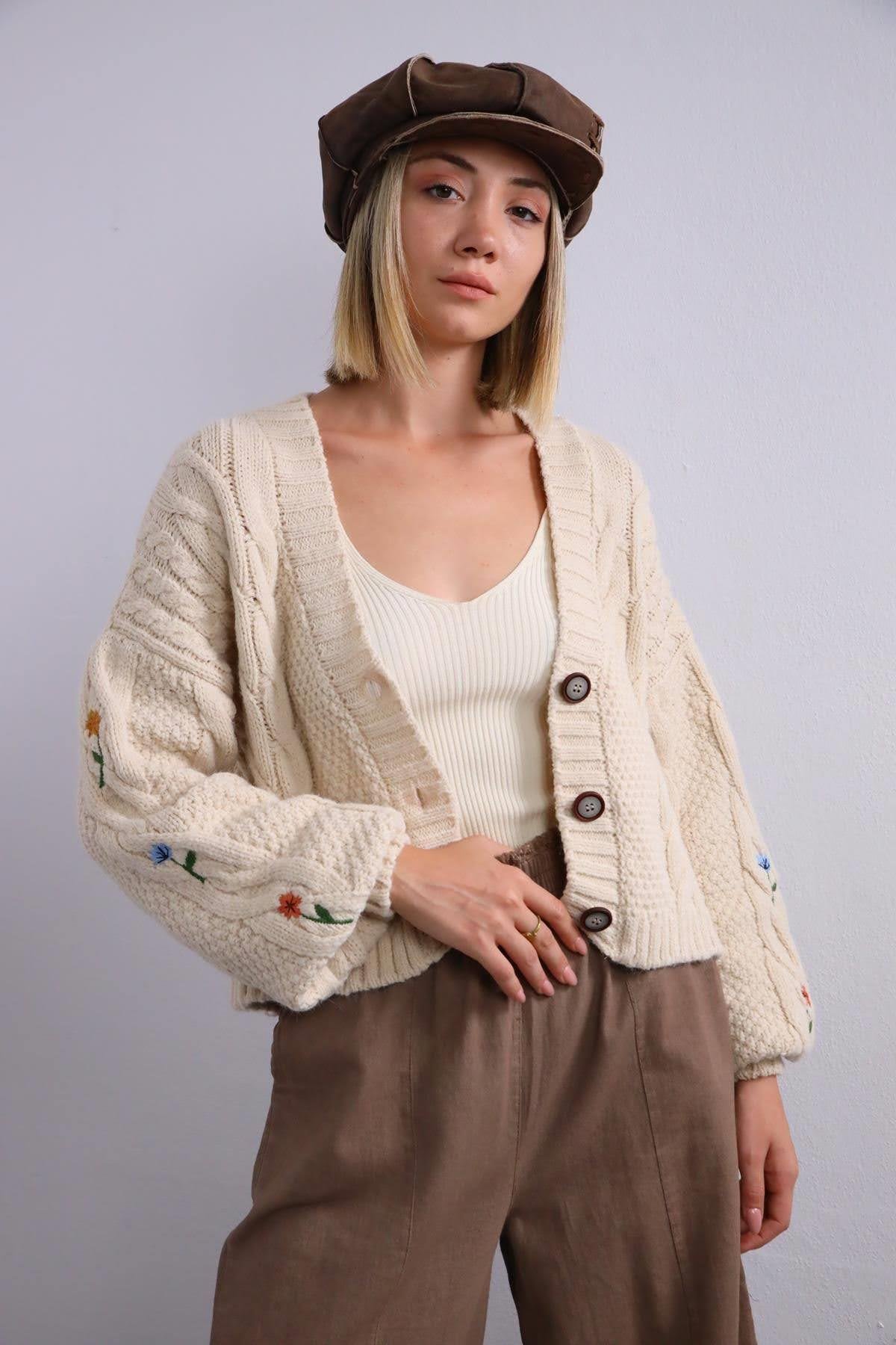  Krem Rengi Kolları İşlemeli Örgü Hırka