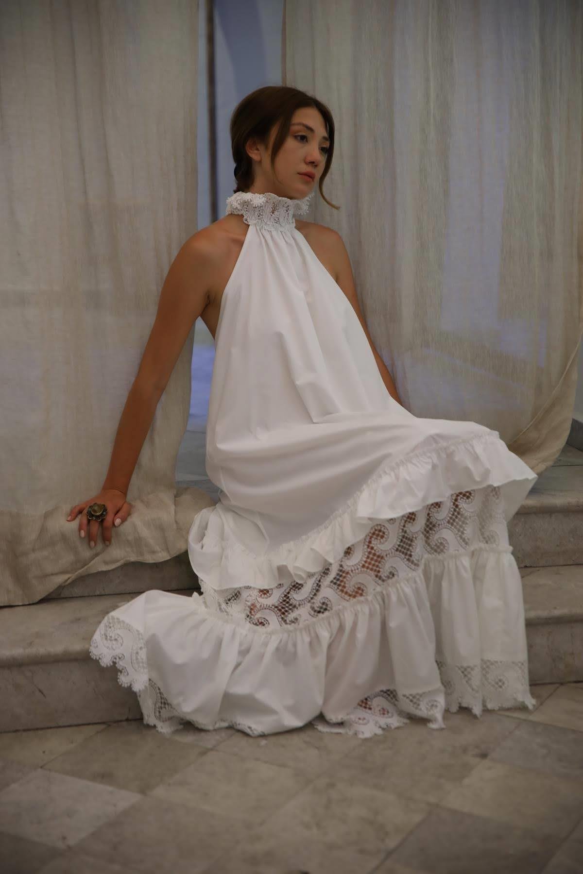  Beyaz Sırtı Dantel Dekolteli Fırfırlı Bohem Elbise