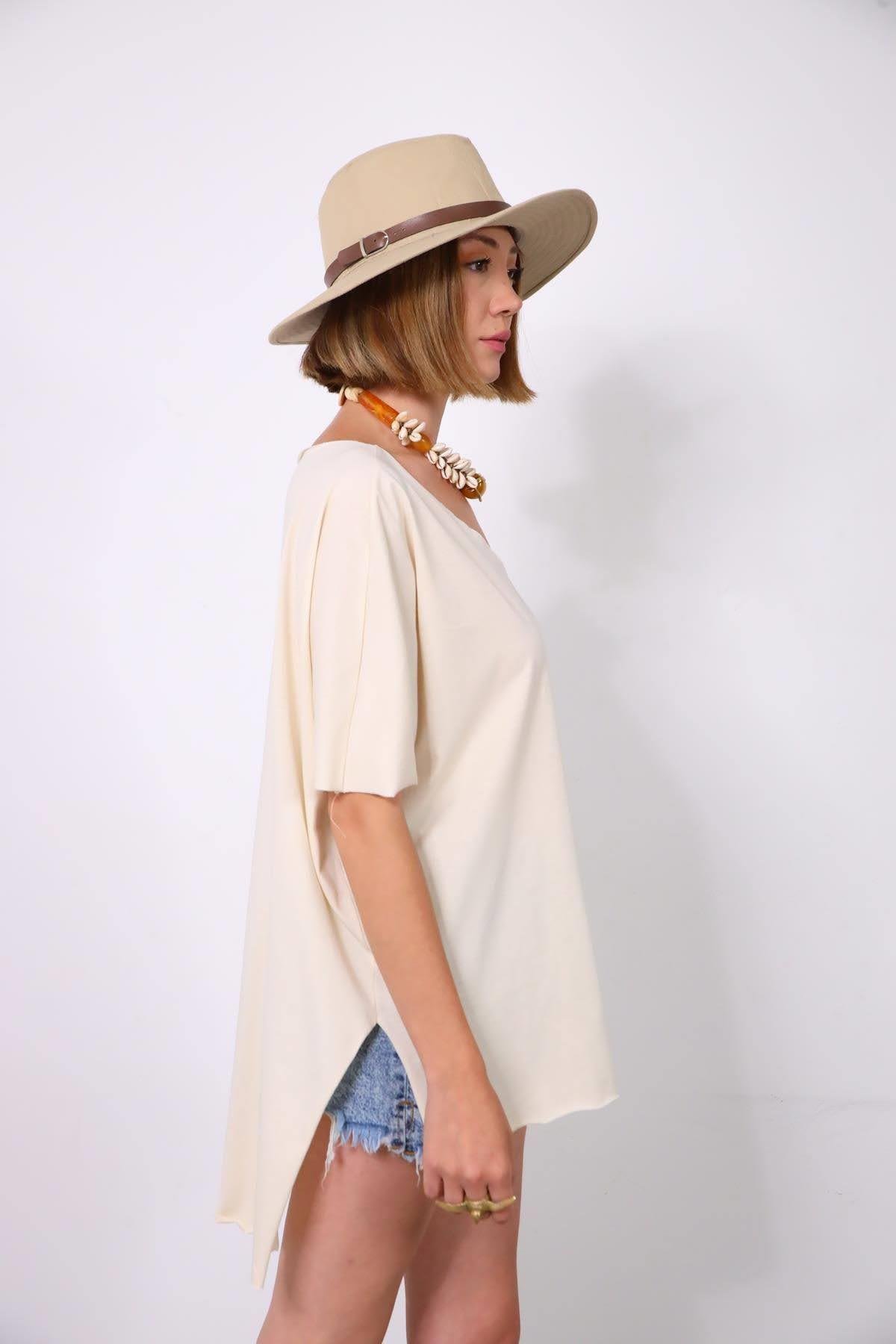  Fildişi V Yaka Arkası Uzun Salaş Tişört