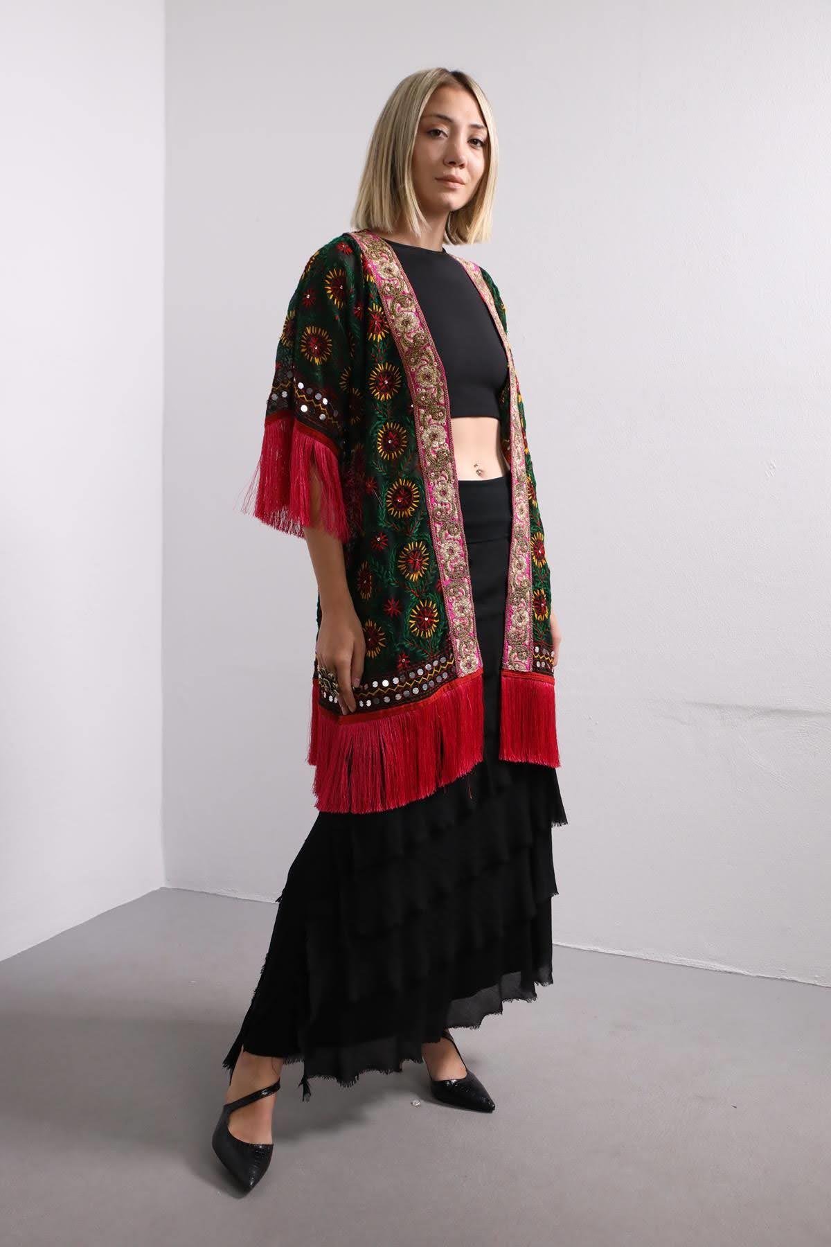 Siyah İşlemeli Püsküllü Kaftan Siyah İşlemeli Püsküllü Kaftan