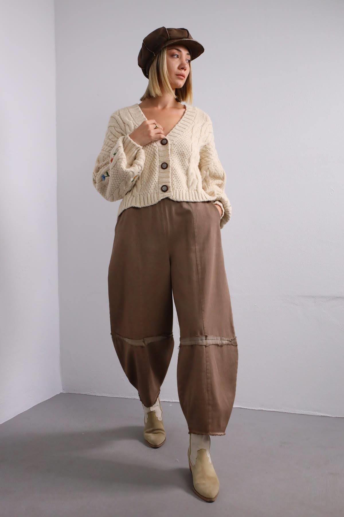  Krem Rengi Kolları İşlemeli Örgü Hırka