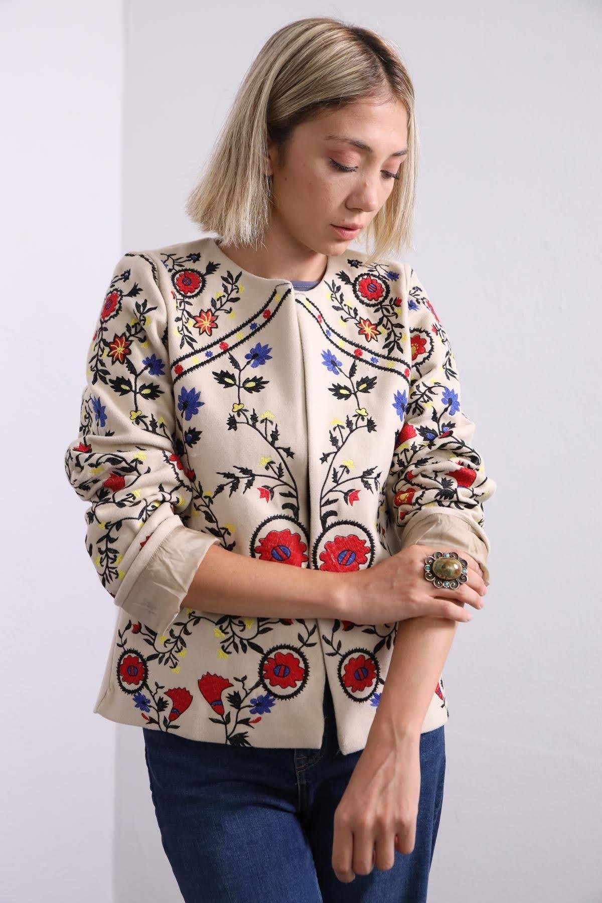 Krem Rengi İşlemeli Kaşe Ceket - Şaman Butik Krem Rengi İşlemeli Kaşe Ceket