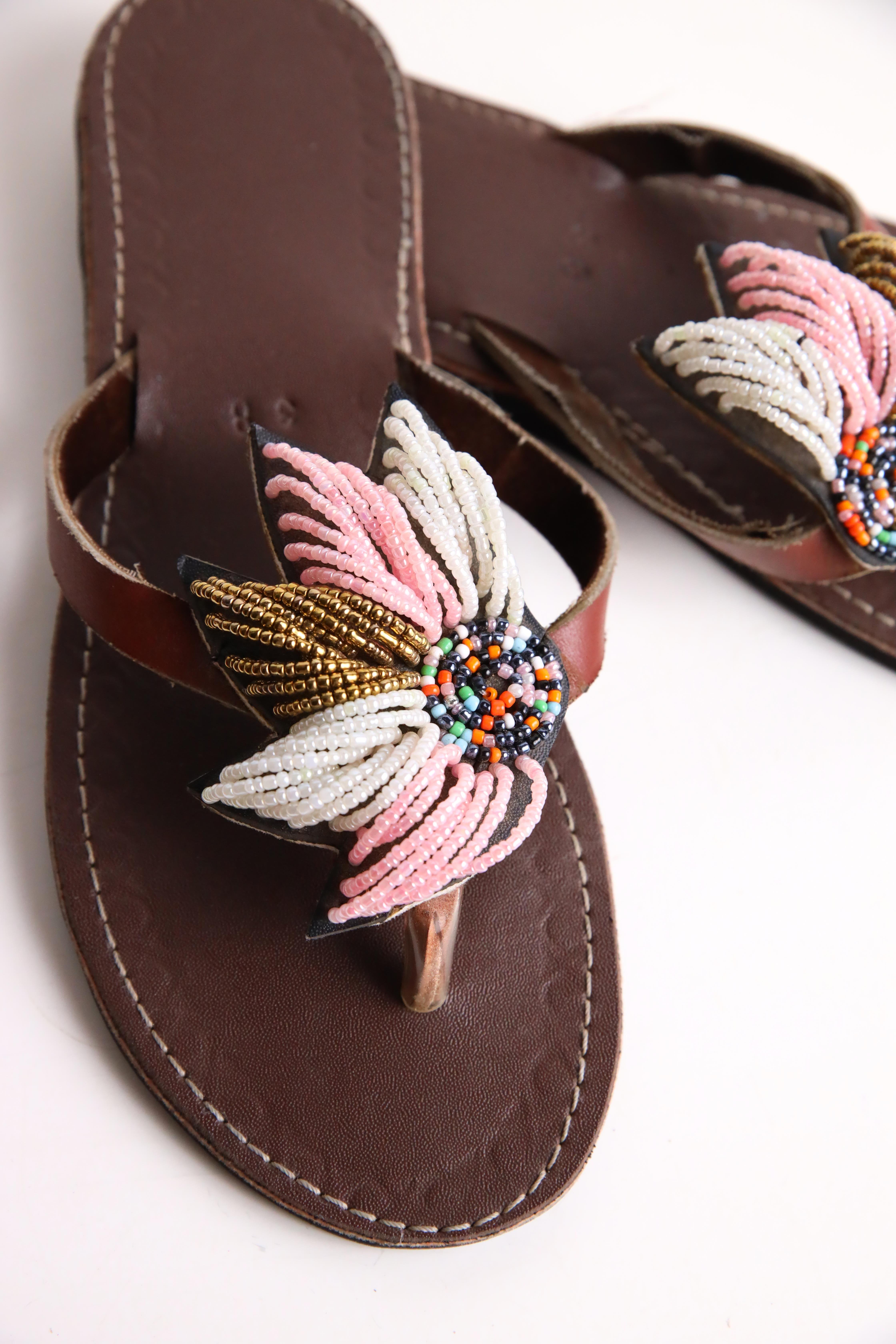 Kahverengi Boncuk İşlemeli Parmak Arası Terlik - Şaman Butik Kahverengi Boncuk İşlemeli Parmak Arası Terlik