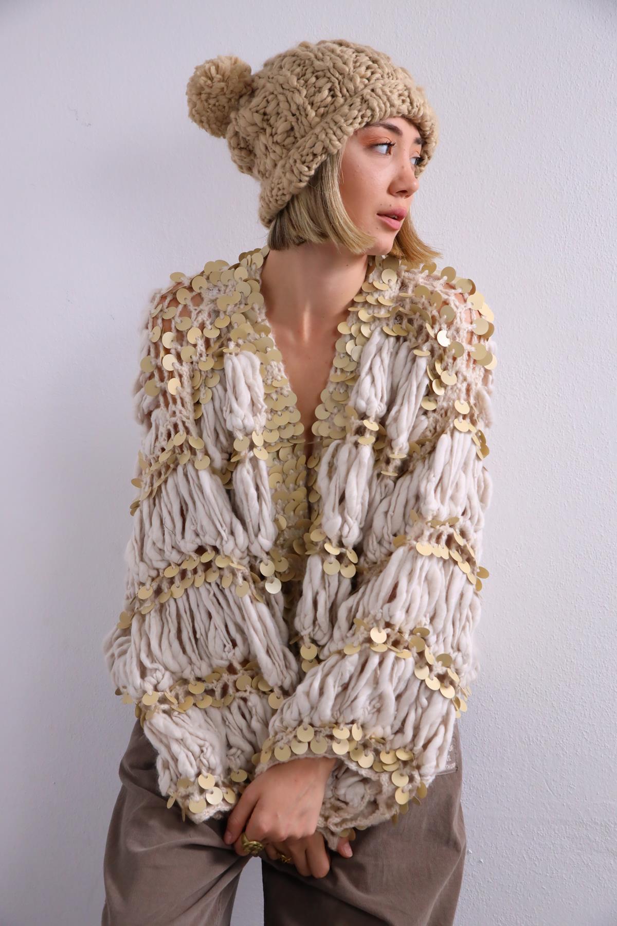  Krem Rengi Örme Pul Detaylı Hırka