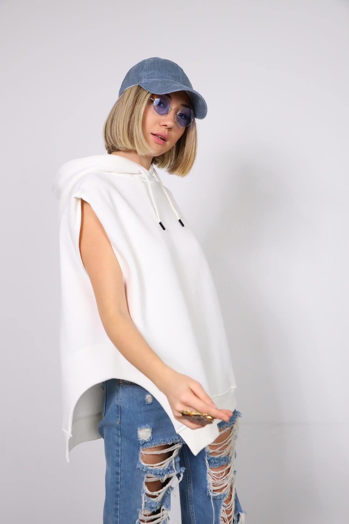  Ekru Kapüşonlu Asimetrik Yırtmaçlı Kolsuz Sweat