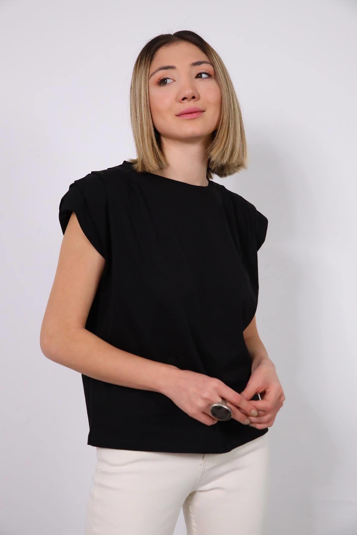  Siyah Vatkalı Omzu Pileli Tshirt
