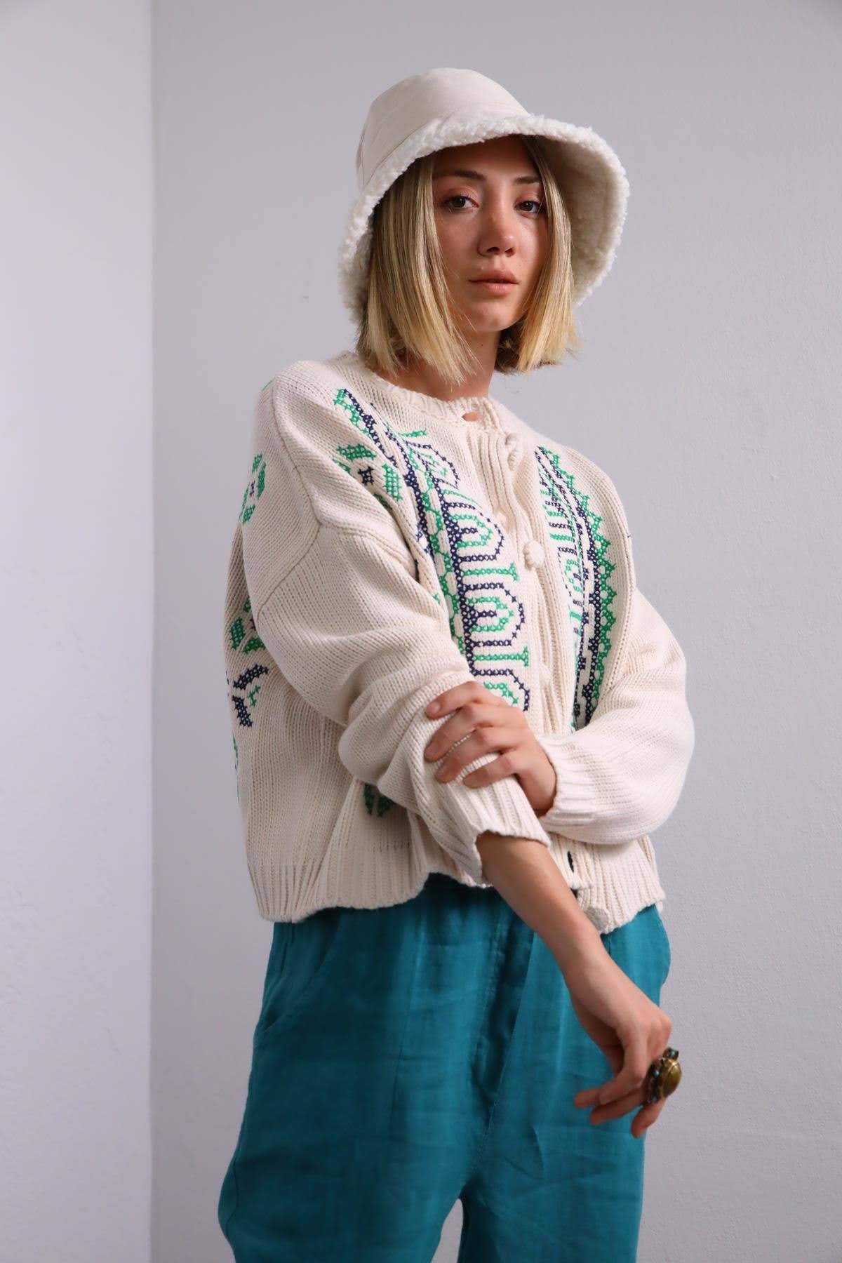  Krem Rengi Nakış İşlemeli Triko Hırka