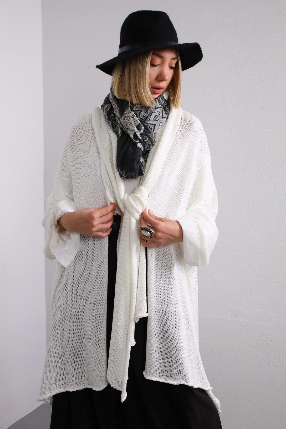  Beyaz Şallı Arkası Dikişli Hırka