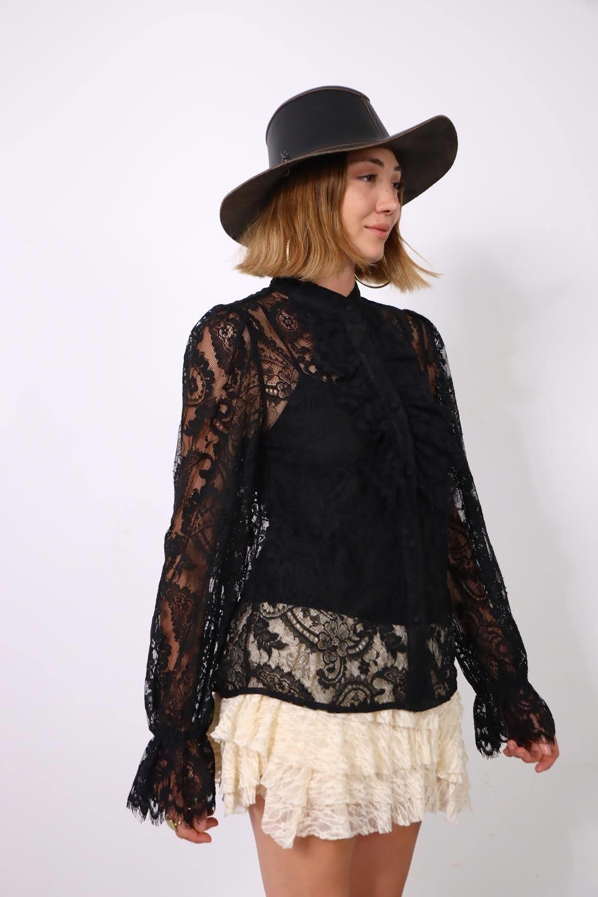  Siyah Kolları Büzgülü Volanlı Dantel Gömlek