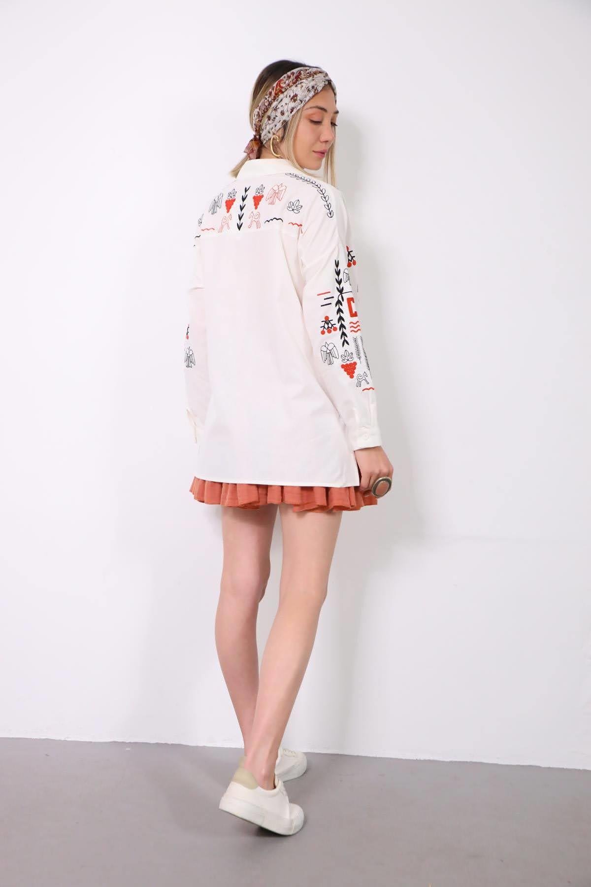  Beyaz Figür İşlemeli Gömlek