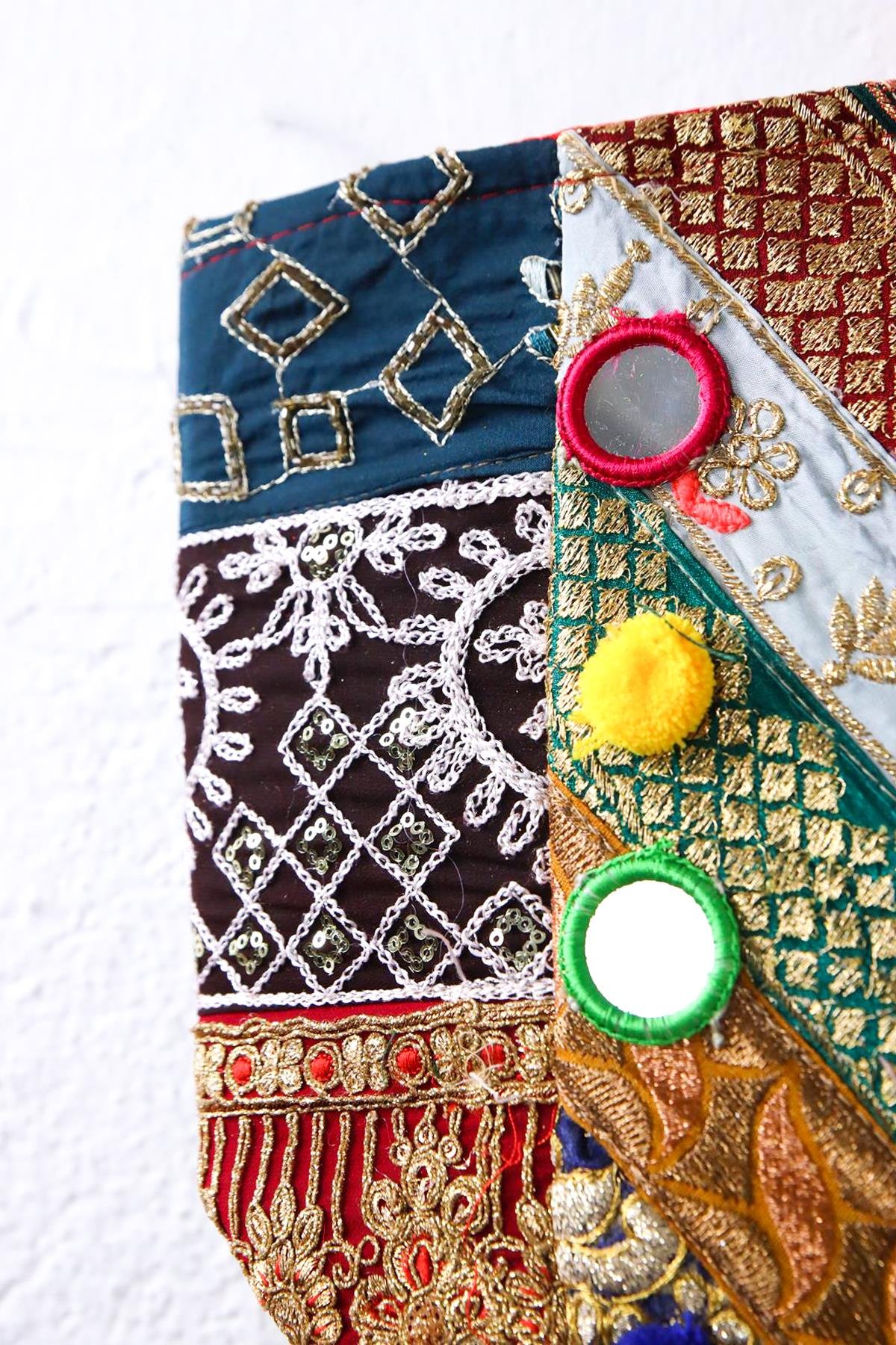 Kırmızı İşlemeli Aynalı Patchwork Çanta - Şaman Butik Kırmızı İşlemeli Aynalı Patchwork Çanta