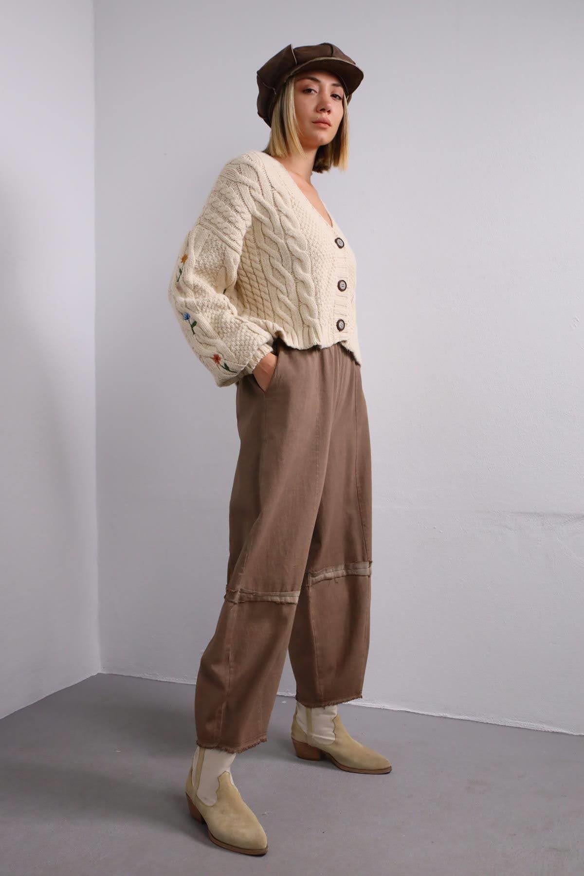  Krem Rengi Kolları İşlemeli Örgü Hırka