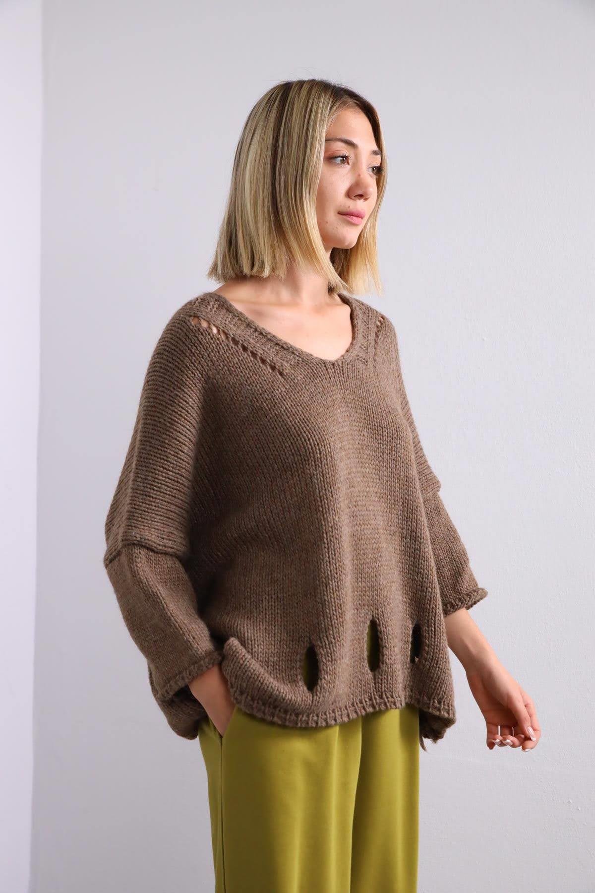 Vizon Rengi Lazer Kesim Detaylı V Yaka Kazak - Şaman Butik Vizon Rengi Lazer Kesim Detaylı V Yaka Kazak