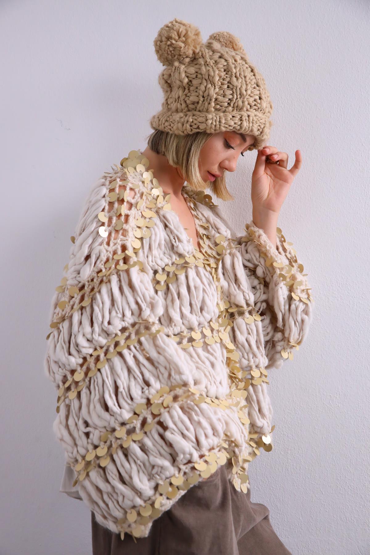  Krem Rengi Örme Pul Detaylı Hırka