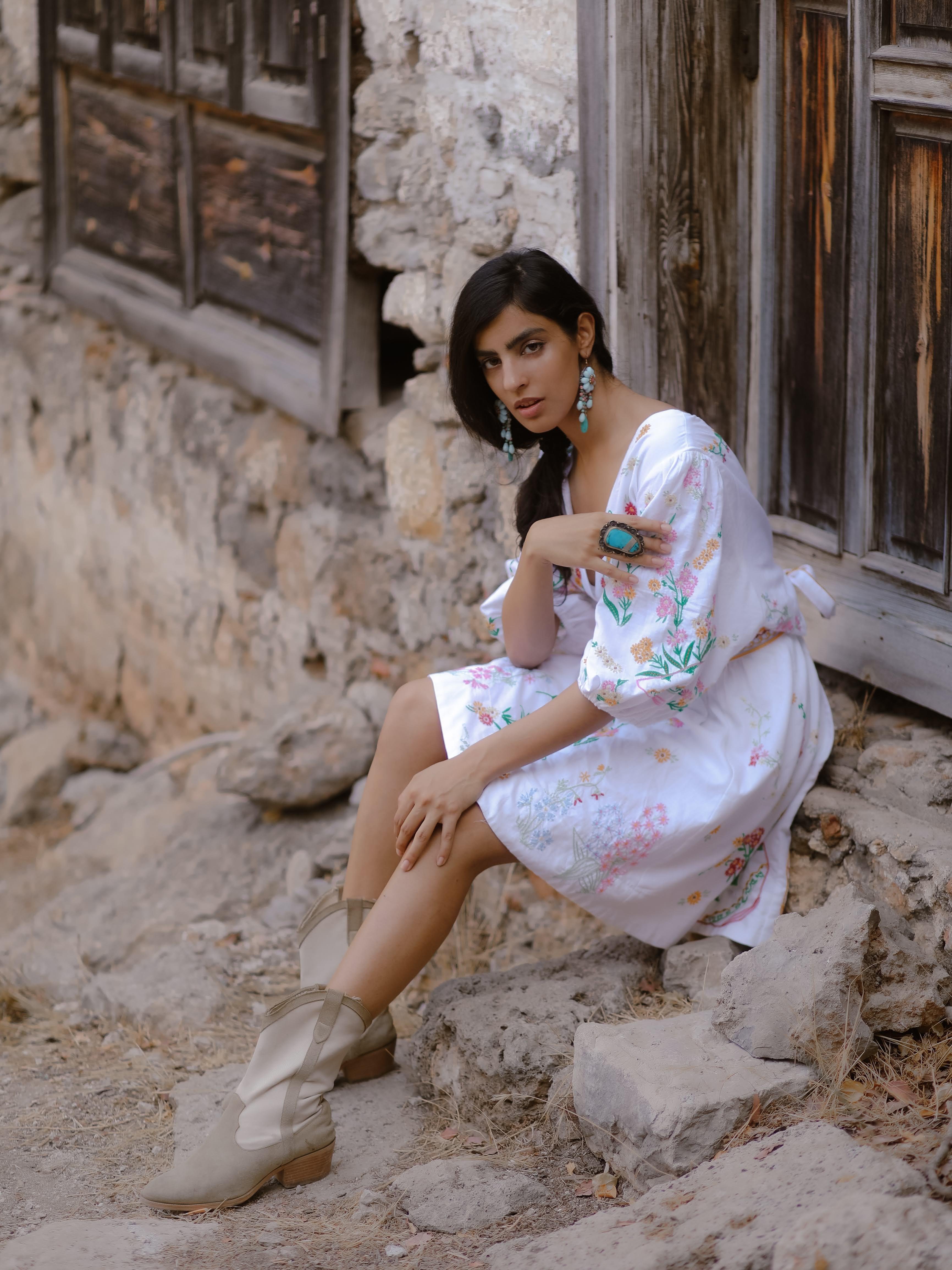 Beyaz V Yaka Nakışlı Sırtı Cut Out Detaylı Bohem Elbise - Şaman Butik Beyaz V Yaka Nakışlı Sırtı Cut Out Detaylı Bohem Elbise