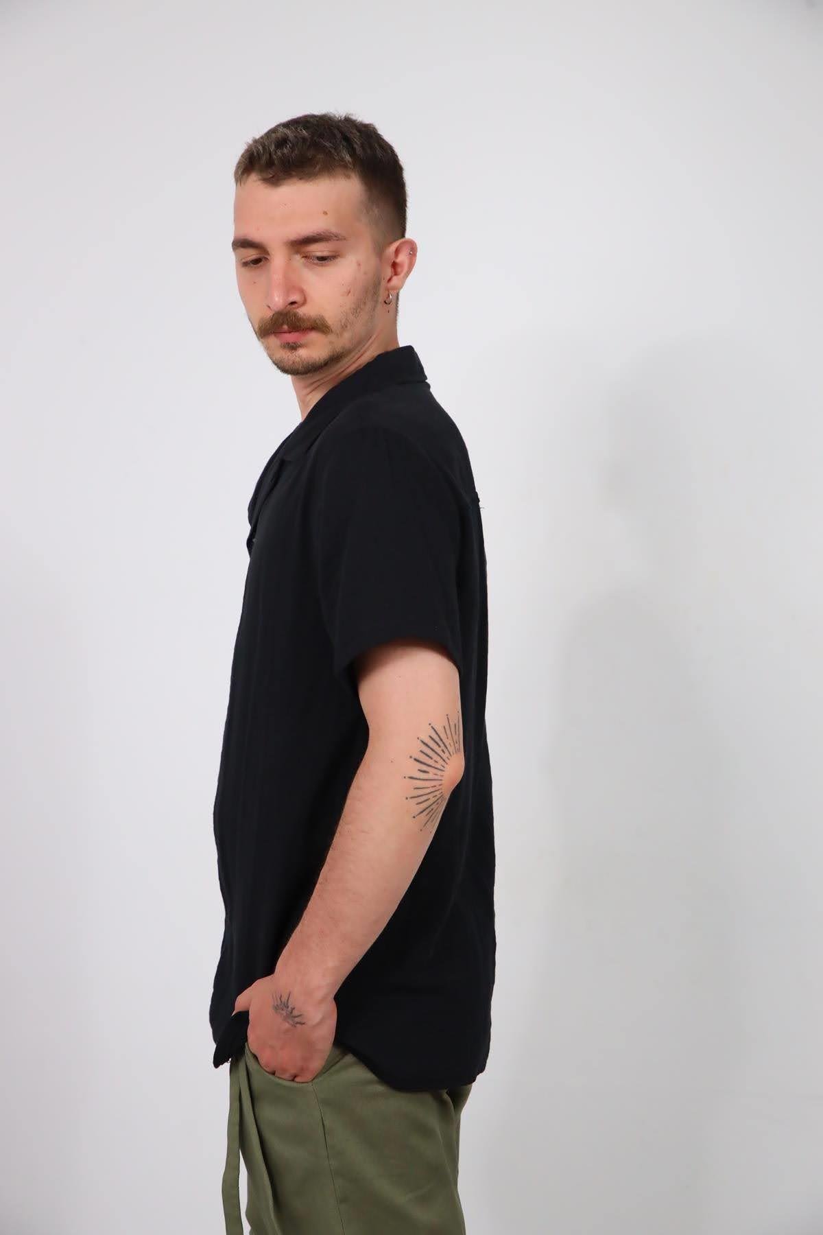  Siyah Sırtı Püsküllü Kısa Kollu Erkek Gömlek