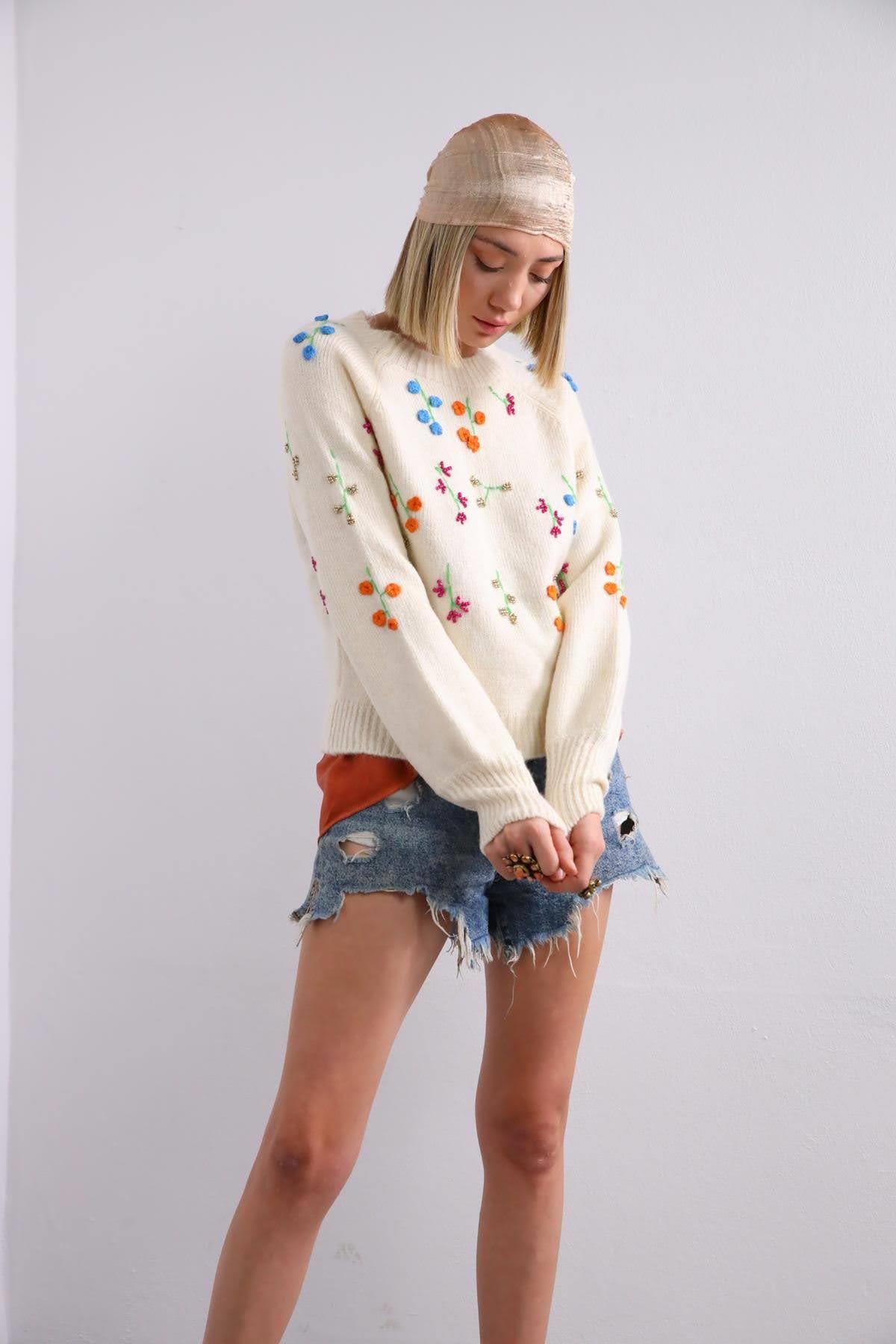 Ekru Çiçek İşlemeli Boncuklu Kazak - Şaman Butik Ekru Çiçek İşlemeli Boncuklu Kazak