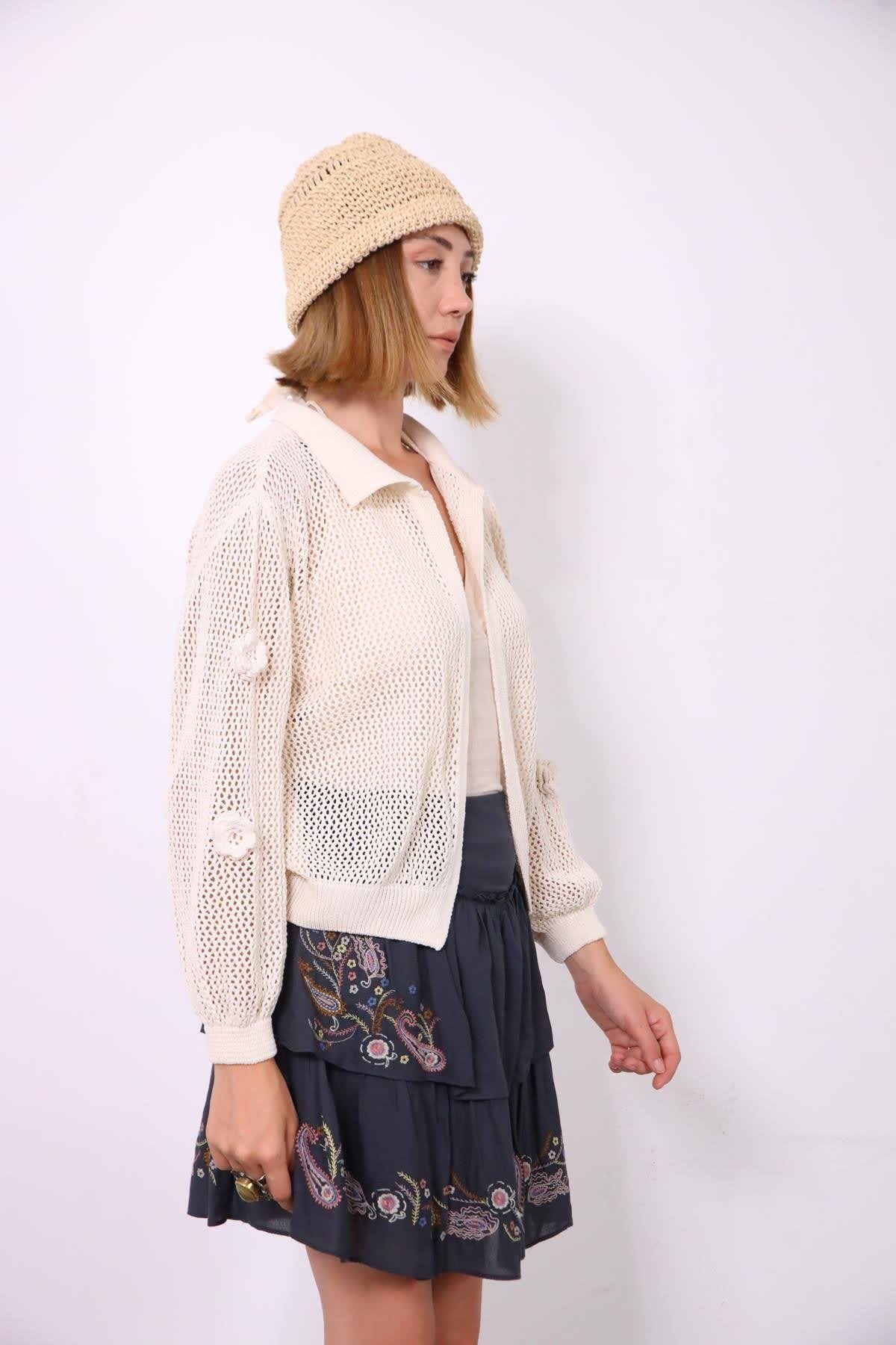  Krem Rengi Kolları Gül Detaylı File Hırka