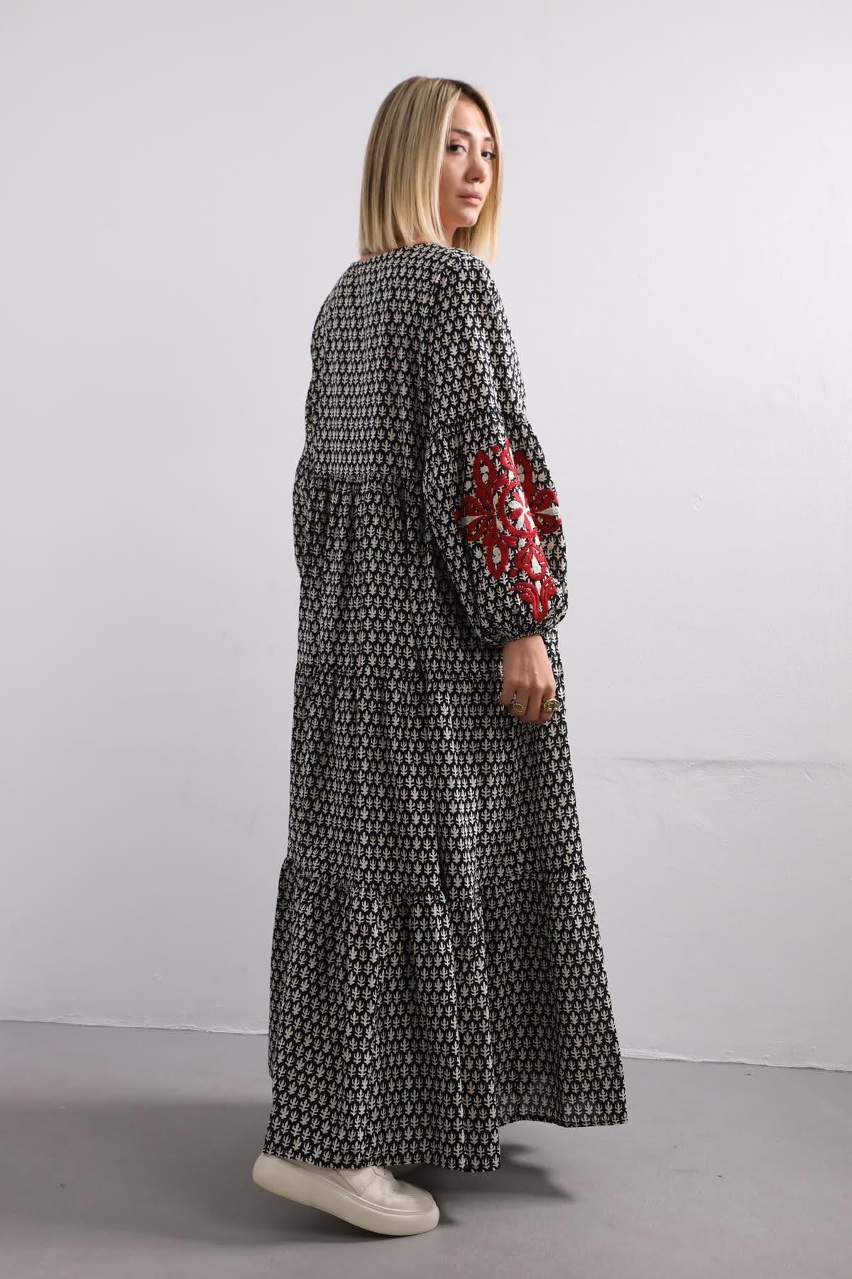 Siyah Desenli Kolları Nakışlı Elbise - Şaman Butik Siyah Desenli Kolları Nakışlı Elbise