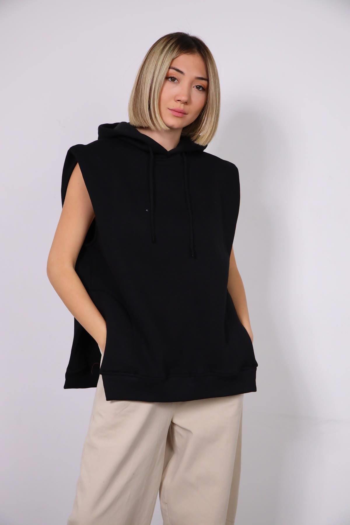  Siyah Kapüşonlu Asimetrik Yırtmaçlı Kolsuz Sweat