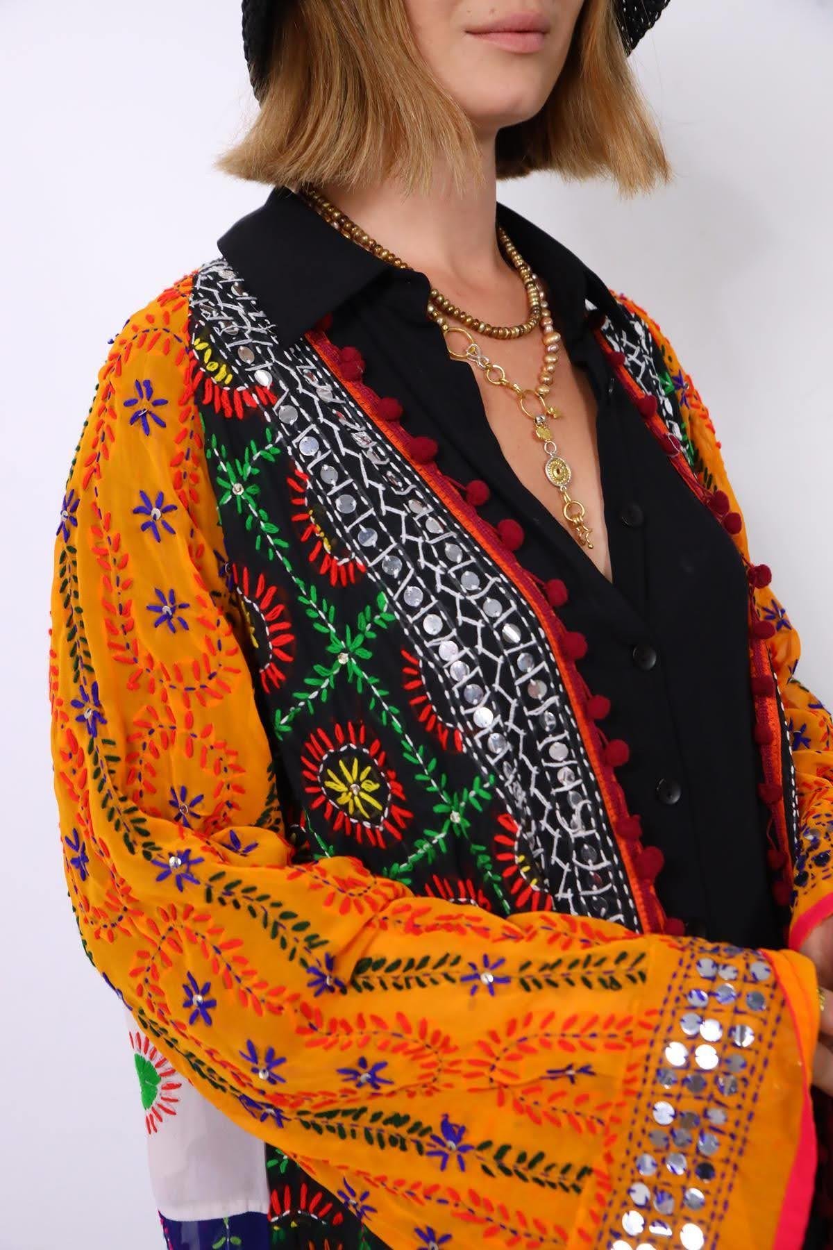  Renkli Pul İşlemeli Kenarları Ponponlu Bohem Kaftan