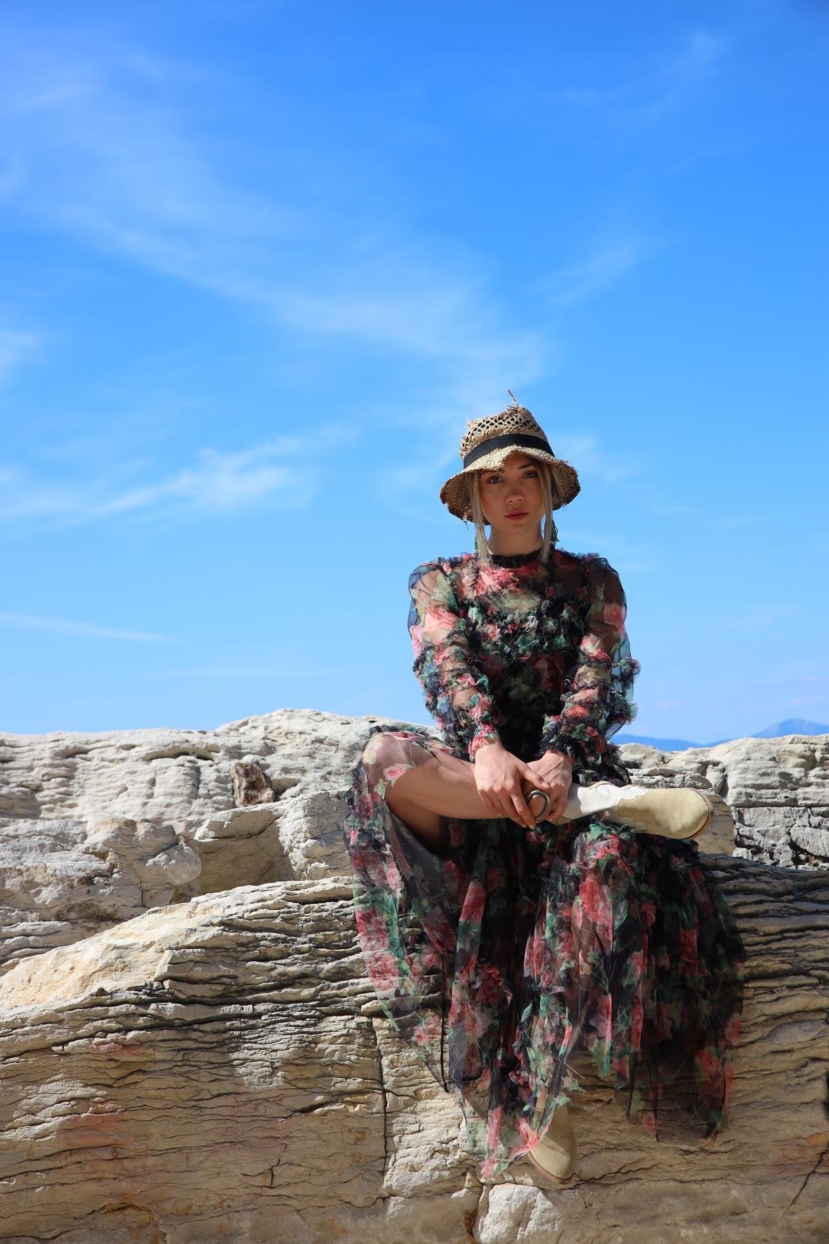 Siyah Gül Desenli Fırfırlı Şifon Elbise - Şaman Butik Siyah Gül Desenli Fırfırlı Şifon Elbise