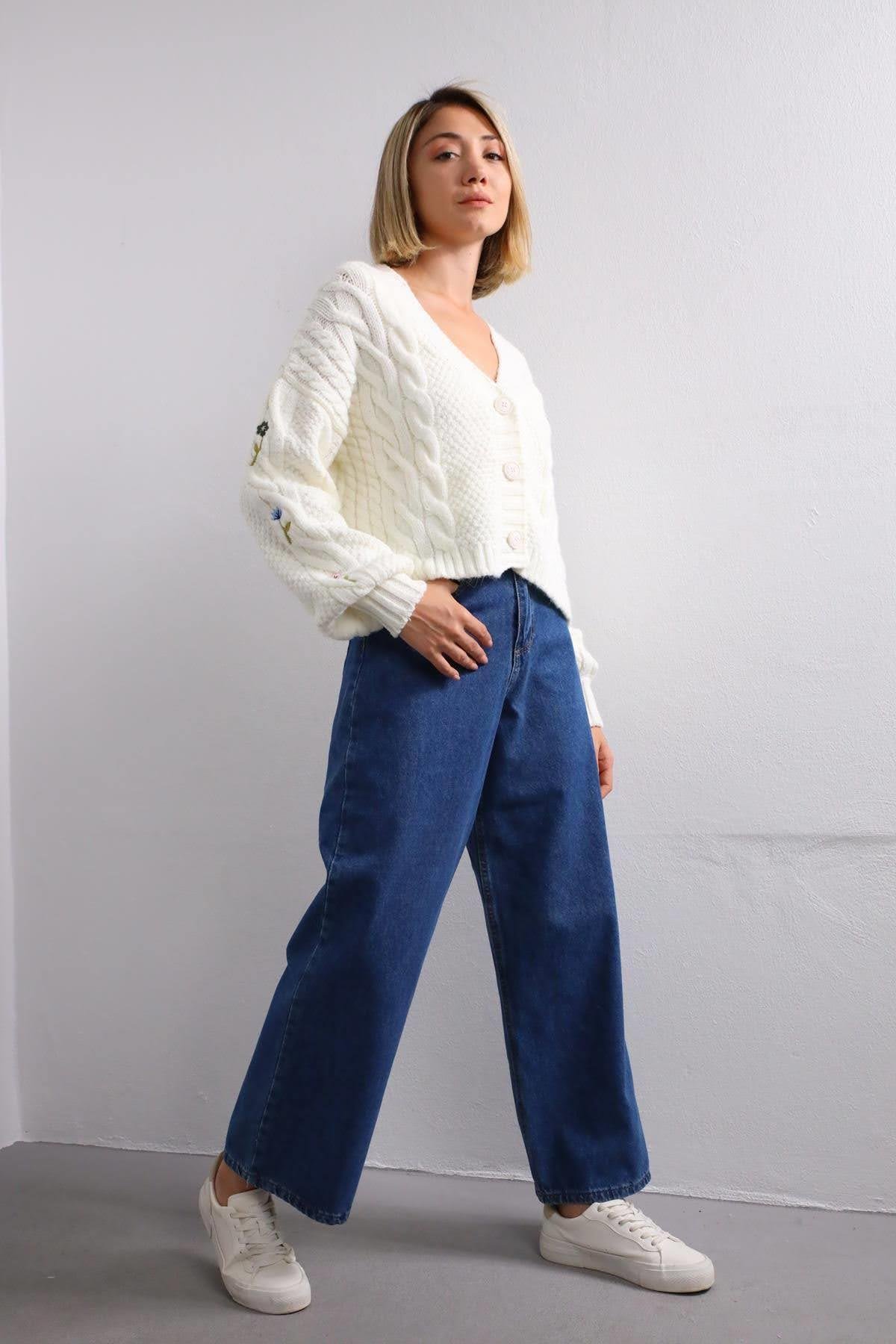  Beyaz Kolları İşlemeli Örgü Hırka