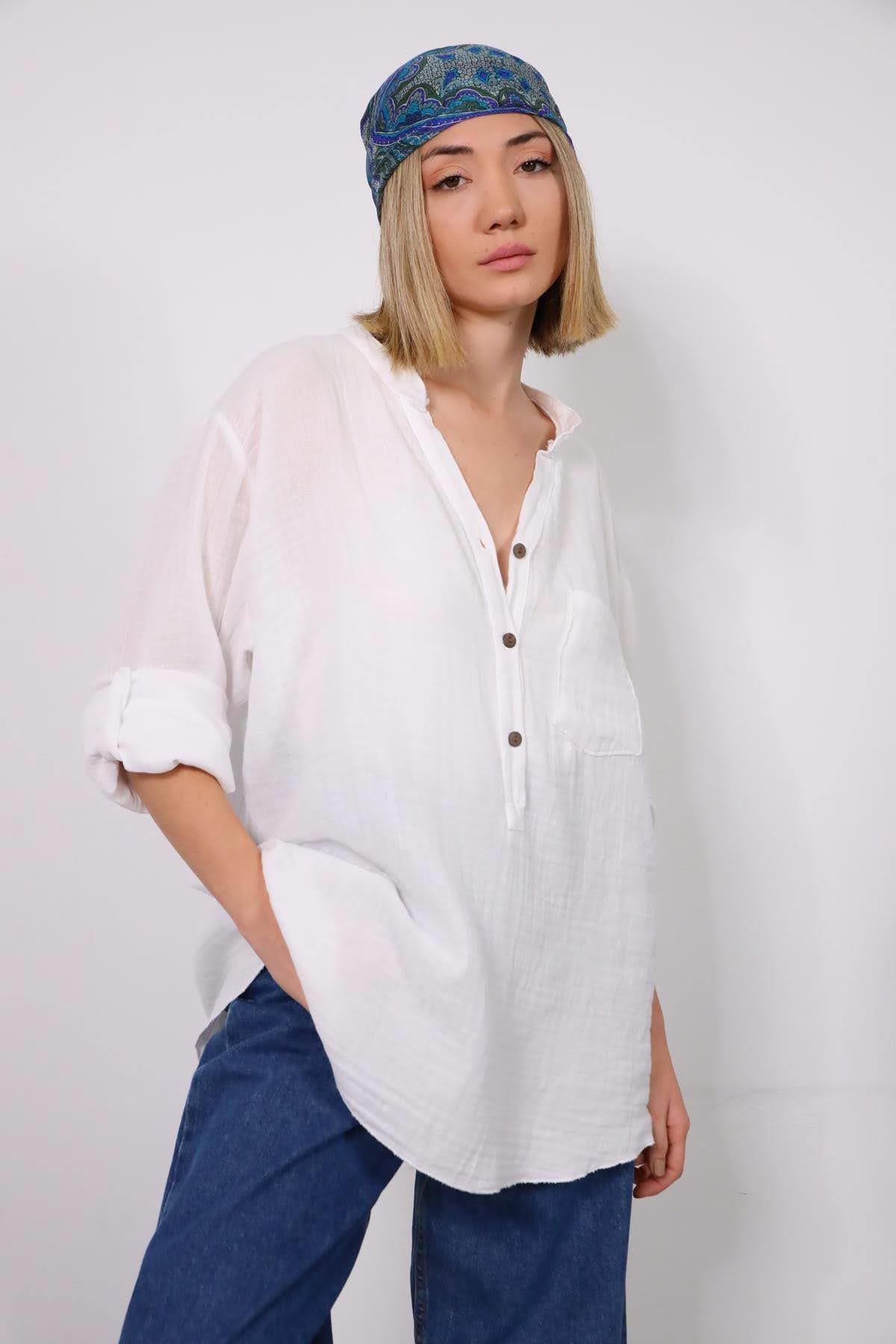  Beyaz Hakim Yaka Üç Düğmeli Müslin Gömlek