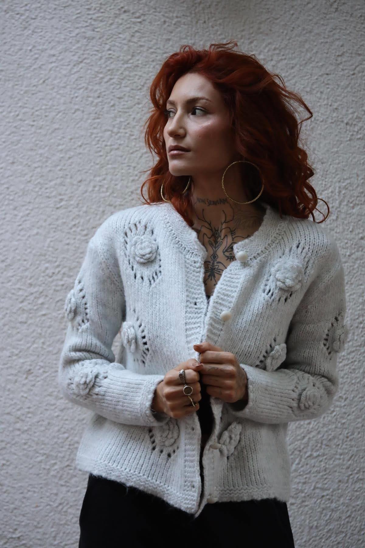 Açık Gri Gül Detaylı Ajurlu Triko Hırka