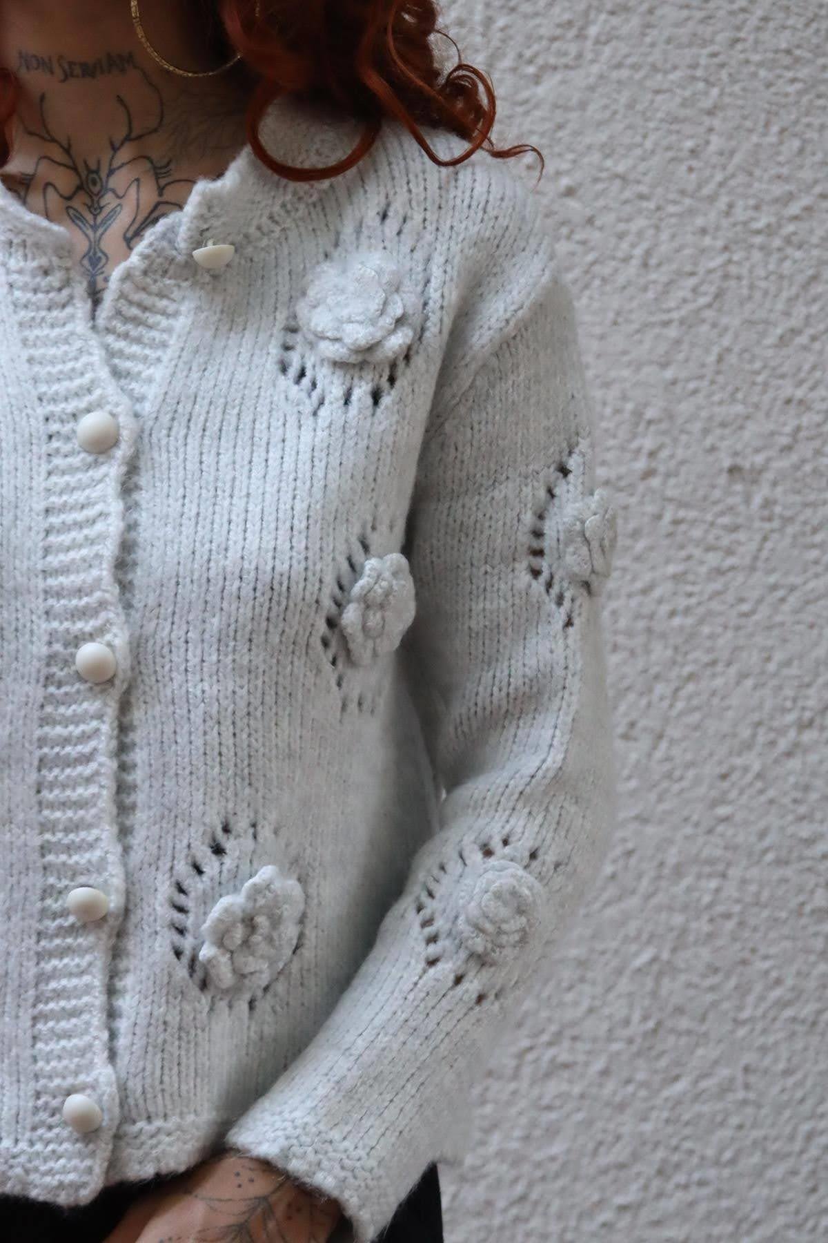 Açık Gri Gül Detaylı Ajurlu Triko Hırka