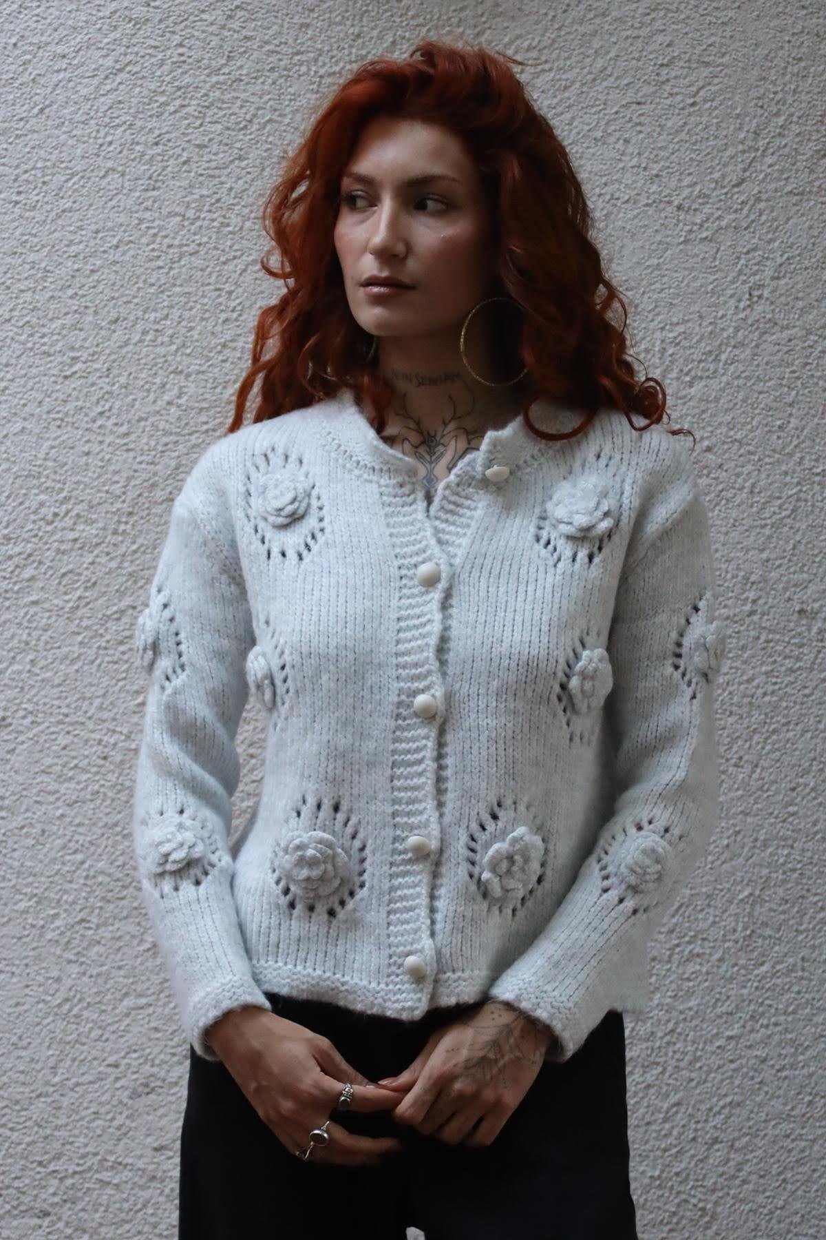 Açık Gri Gül Detaylı Ajurlu Triko Hırka