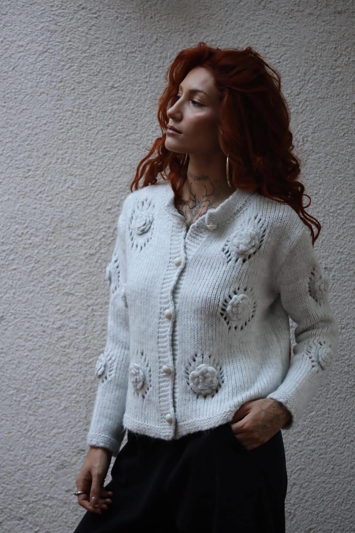 Açık Gri Gül Detaylı Ajurlu Triko Hırka