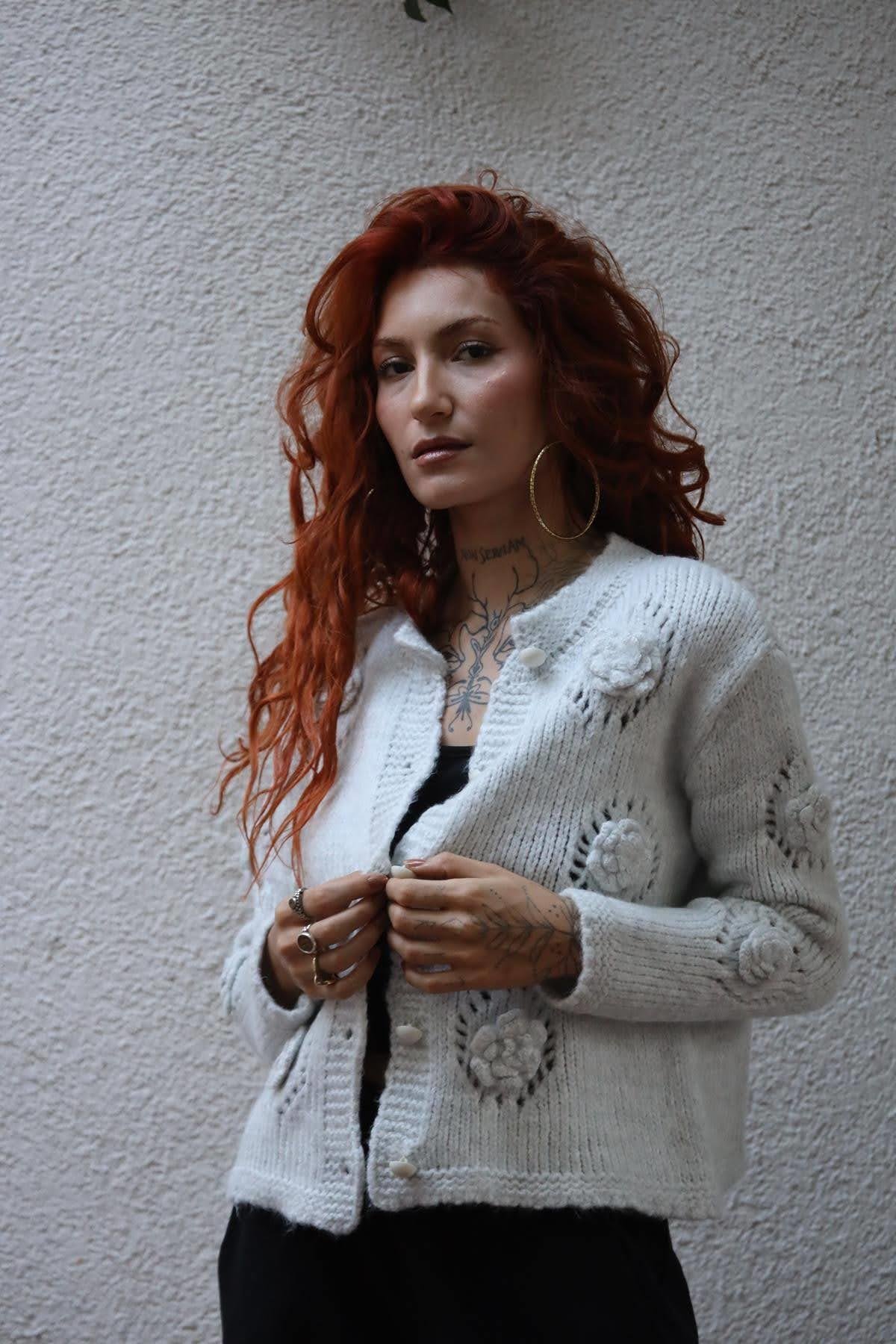 Açık Gri Gül Detaylı Ajurlu Triko Hırka