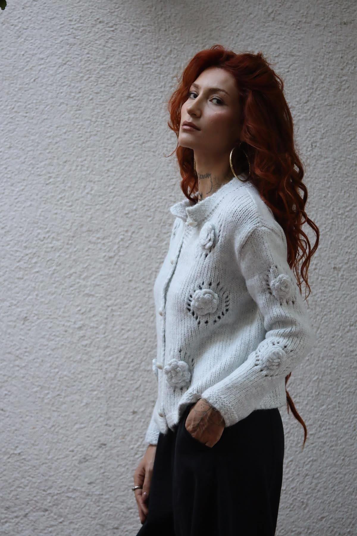 Açık Gri Gül Detaylı Ajurlu Triko Hırka