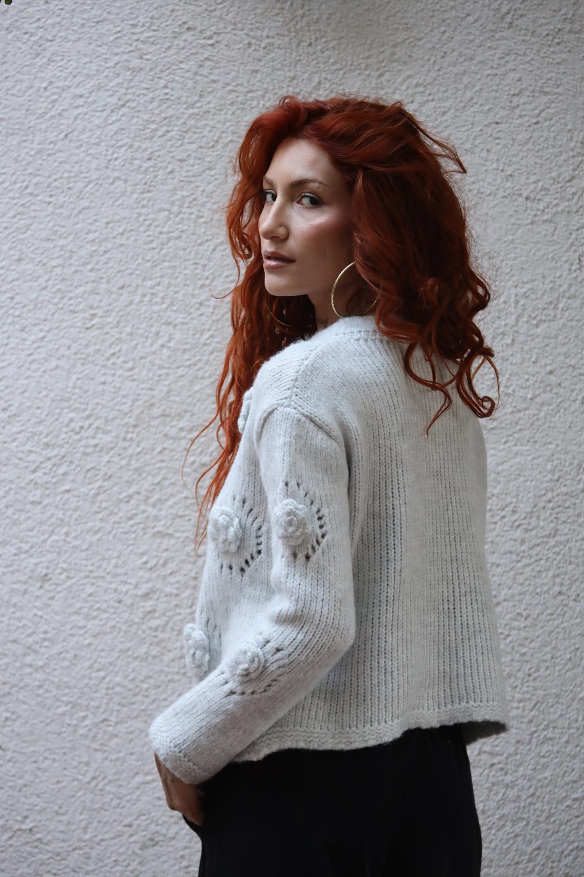 Açık Gri Gül Detaylı Ajurlu Triko Hırka