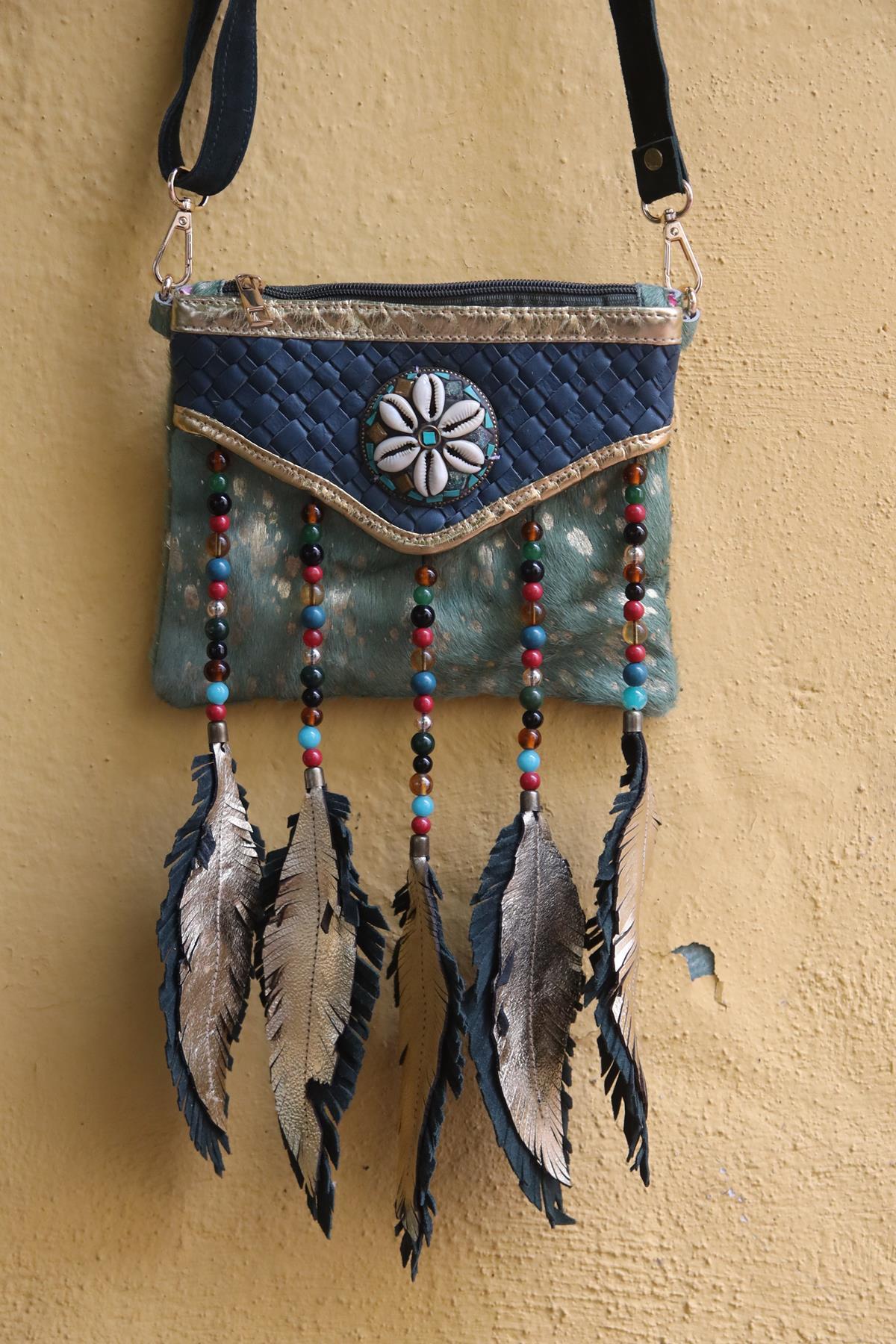 Açık Yeşil Deniz Kabuklu Boncuk Püsküllü Tay Tüyü Tasarım Çanta