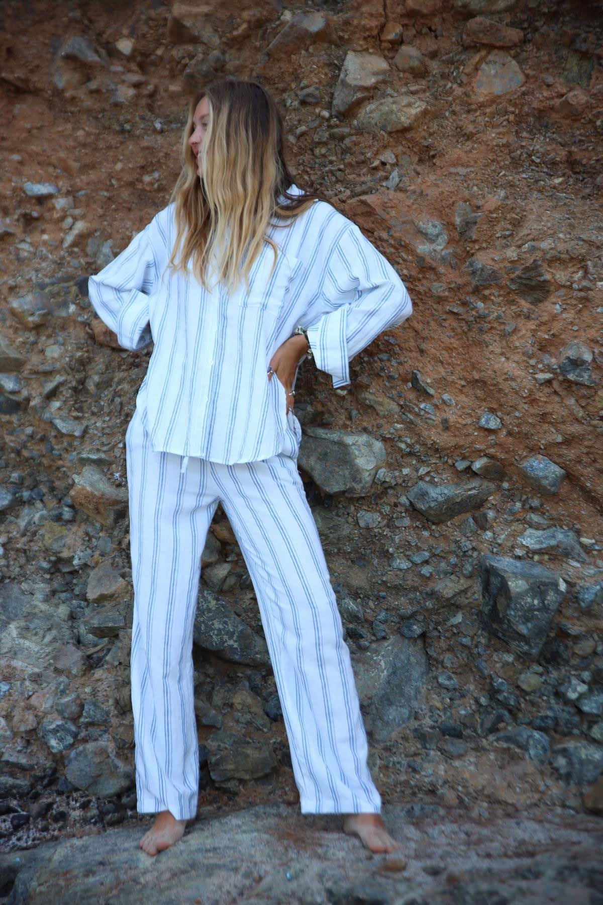  Mavi Çizgili Yırtmaçlı Gömlek ve Pantolon Takım